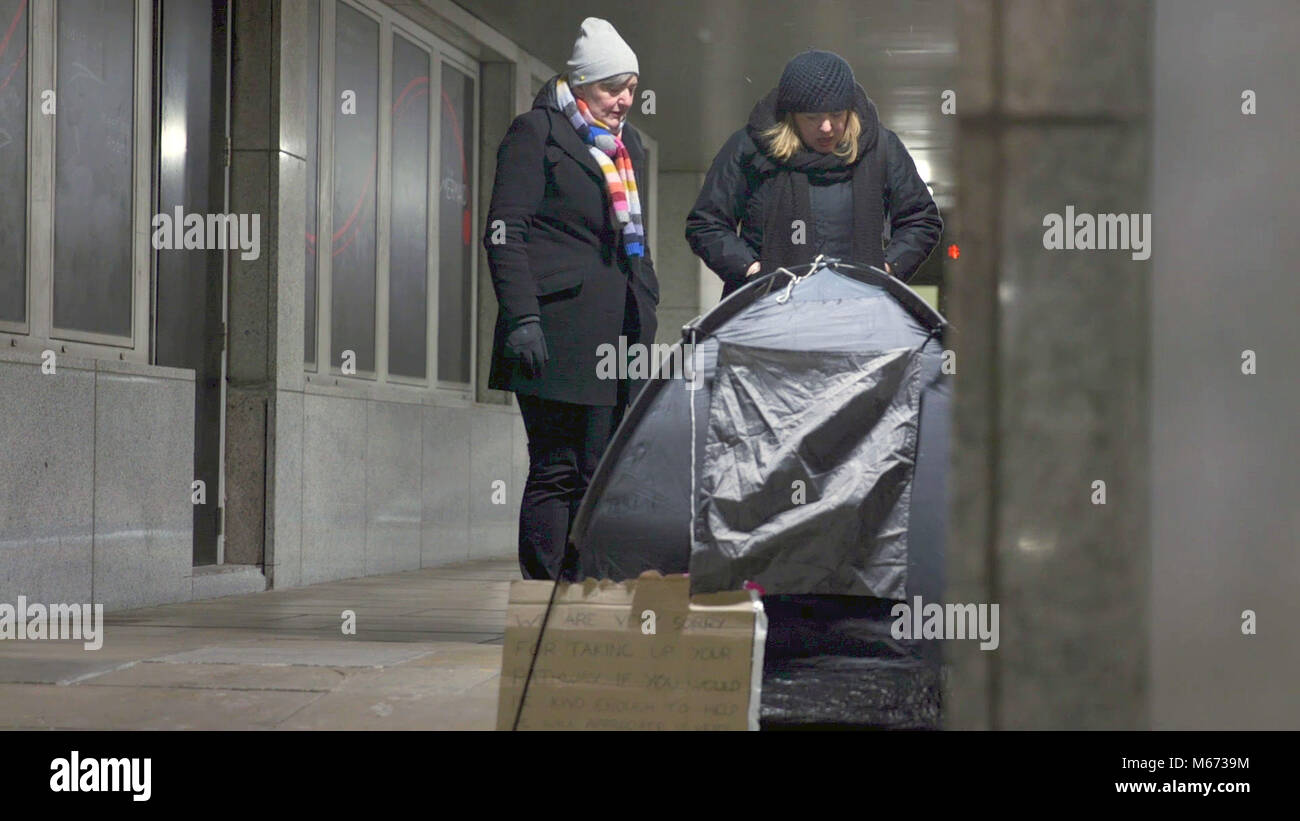 Screengrab von PA Video von outreach Mitarbeiter Petra Salva (links) und Kathleen Sims von Obdachlosen St. Mungo Nächstenliebe im Gespräch mit einem Obdachlosen in London getroffen, als neue Notunterkunft in der Gilde Kirche von Saint Mary Aldermary eröffnet hat, die in sieben Leute auf seiner ersten Nacht nahm. Stockfoto