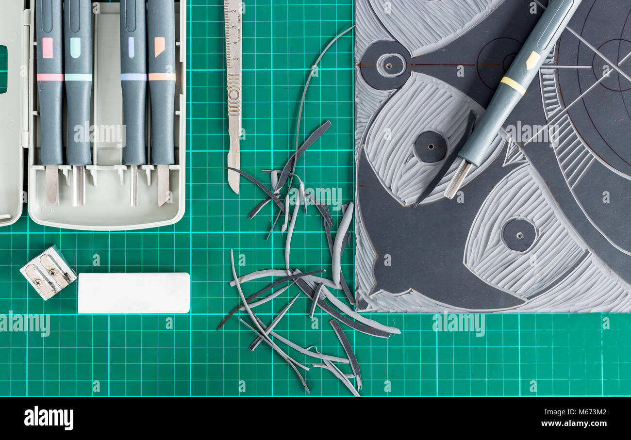Lino cutting tools auf einem Desktop. Stockfoto