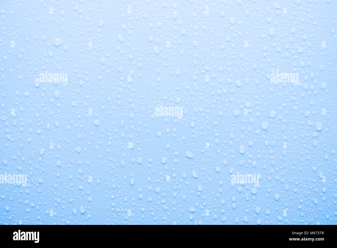 Wassertropfen auf blaue Fläche als Hintergrund Stockfoto