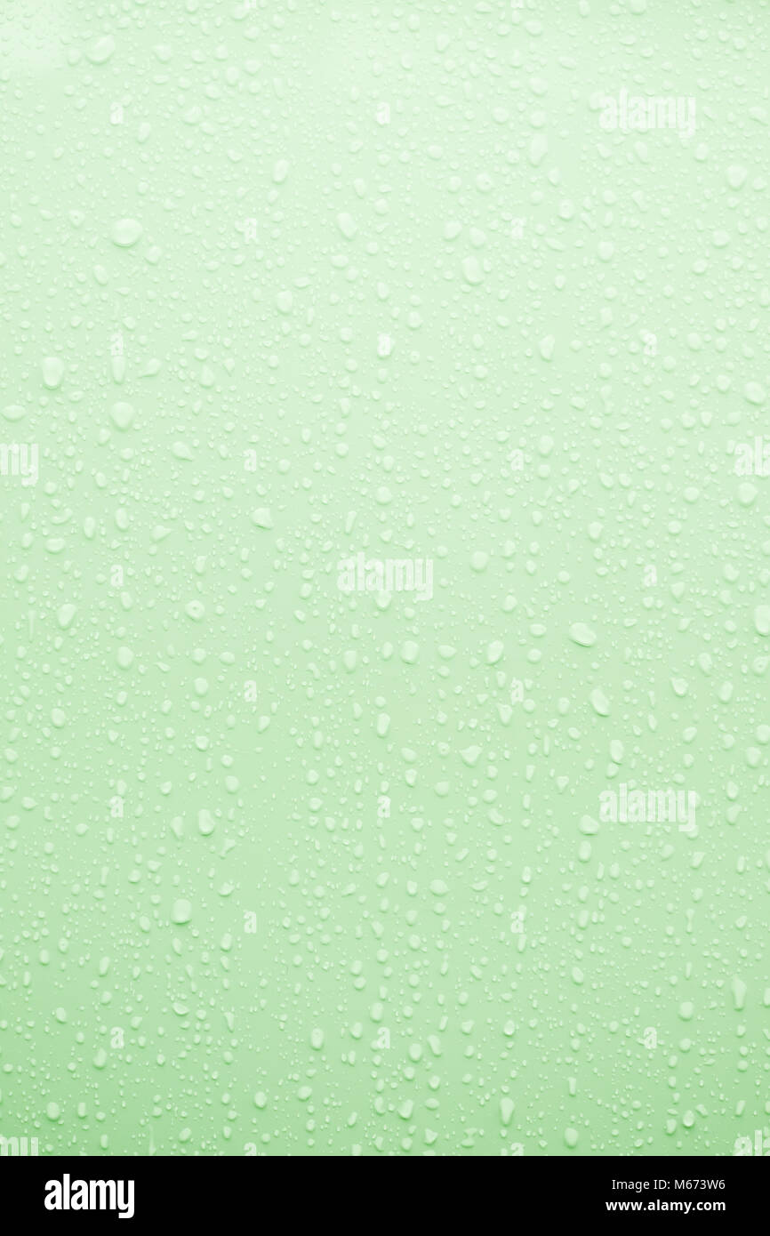 Wassertropfen auf grünem Untergrund und Hintergrund Stockfoto