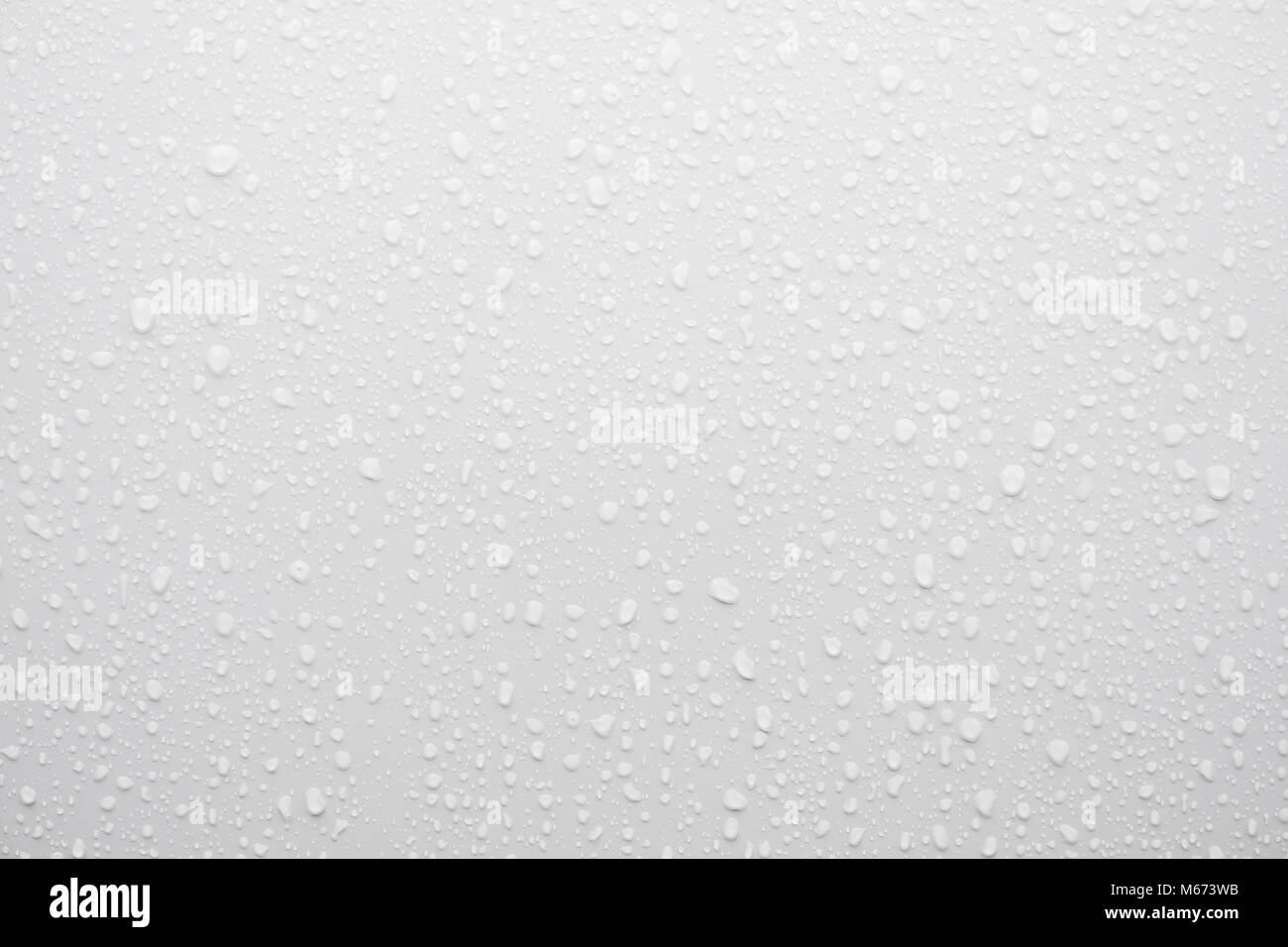 Wassertropfen auf weisse Oberfläche als Hintergrund Stockfoto