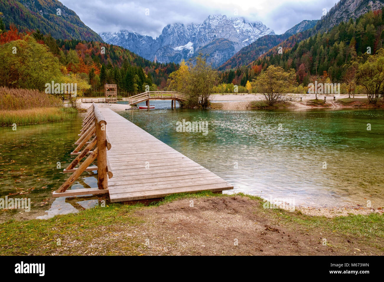 Schöne Jasna See auf Herbst Farbe in Kranjska Gora in Slowenien, Europa Stockfoto
