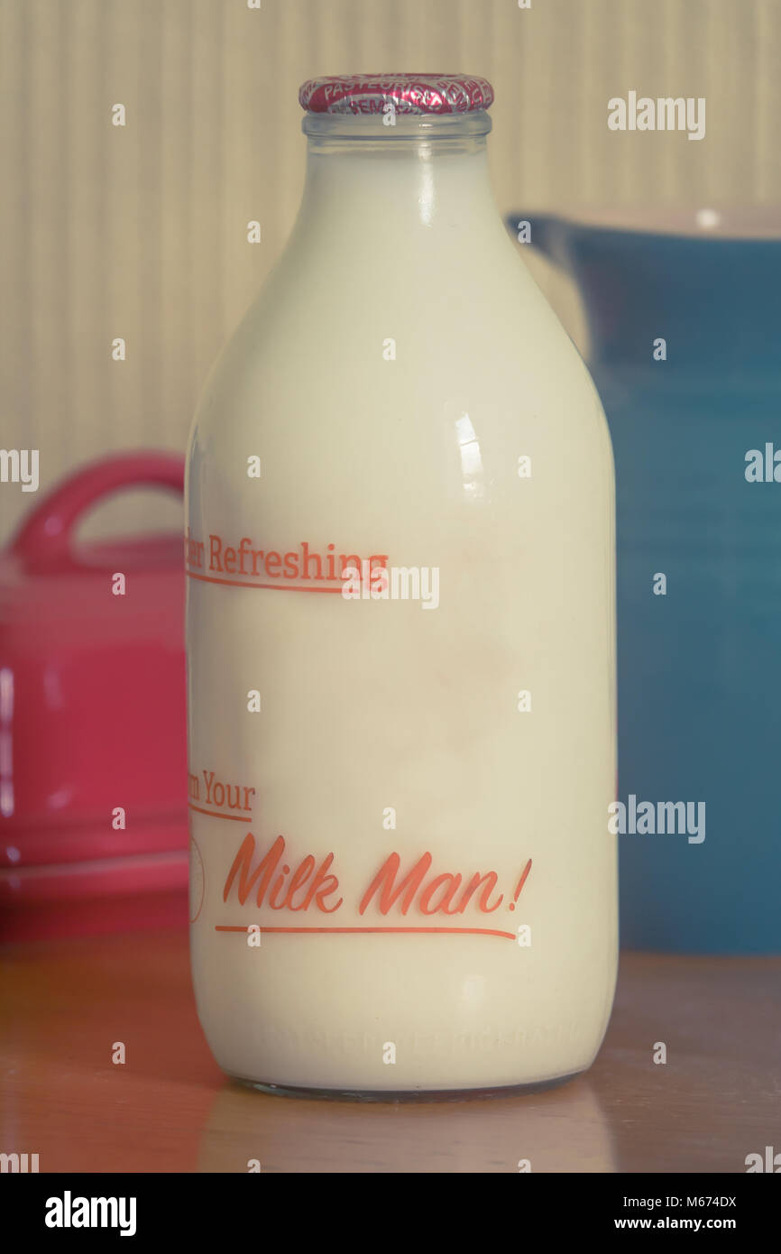 Wieder verwendbare Glas Milch Flasche am Frühstückstisch Stockfoto