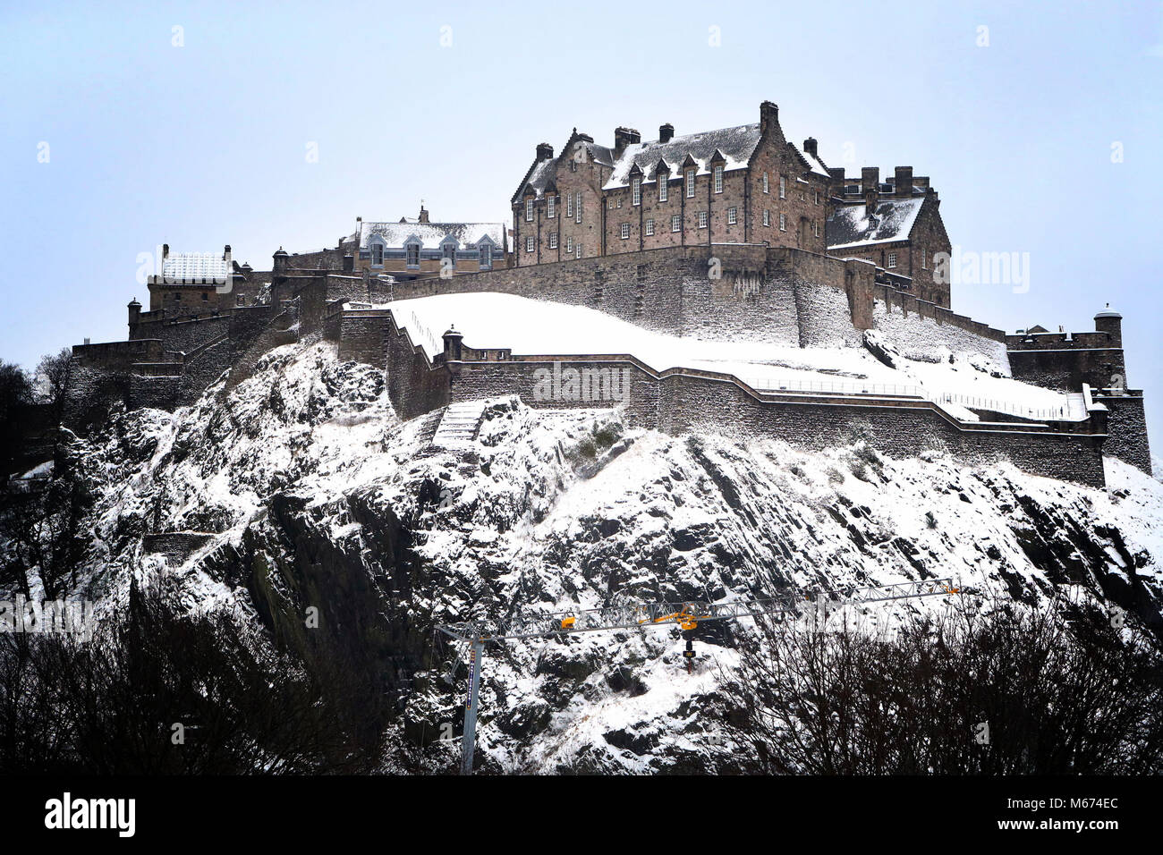 Das Edinburgh Castle im Schnee, Sturm Emma, in Rollen vom Atlantik, sieht balanciert, das Tier aus dem Osten kühl Russland Luft zu begegnen - weiter verbreitet Schneefall und bitteren Temperaturen. Stockfoto