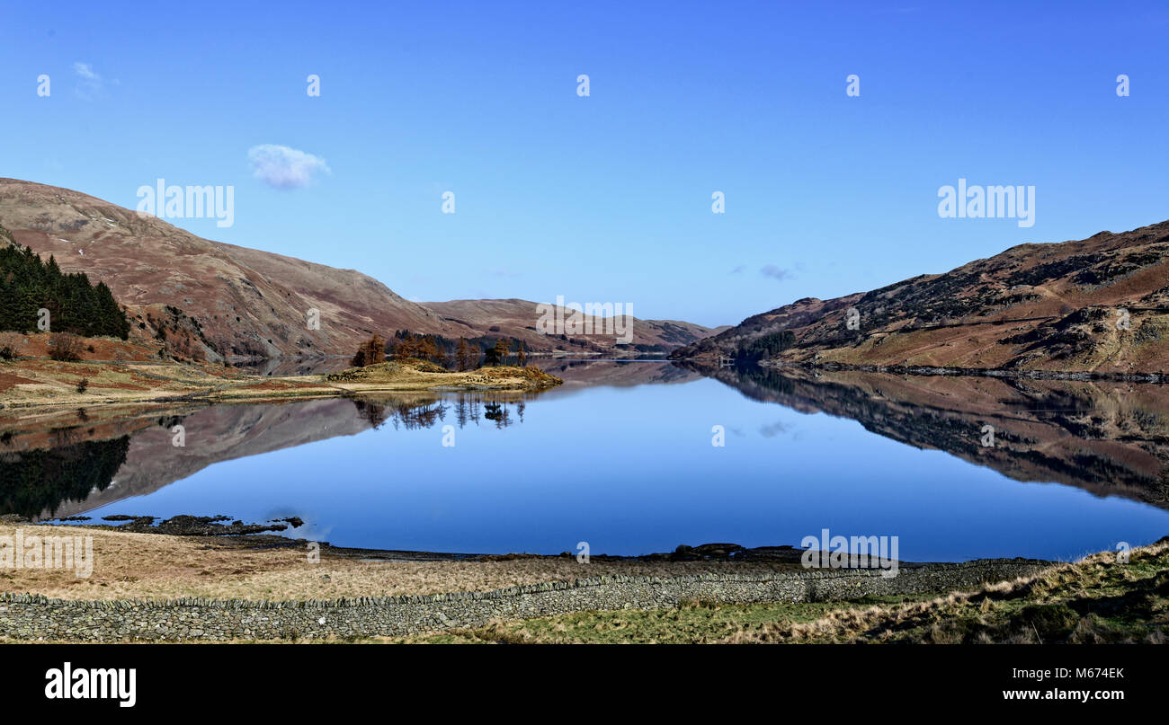 Spiegel - wie Reflexionen und nicht eine Welligkeit in Sicht nach unten Haweswater von mardale Kopf. Insgesamt Ruhe Stockfoto