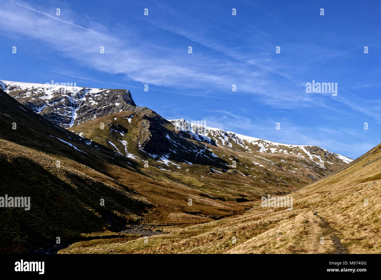 Scharfe Kante und Blencathra gesehen aus dem Tal der Glenderamackin Beck Stockfoto