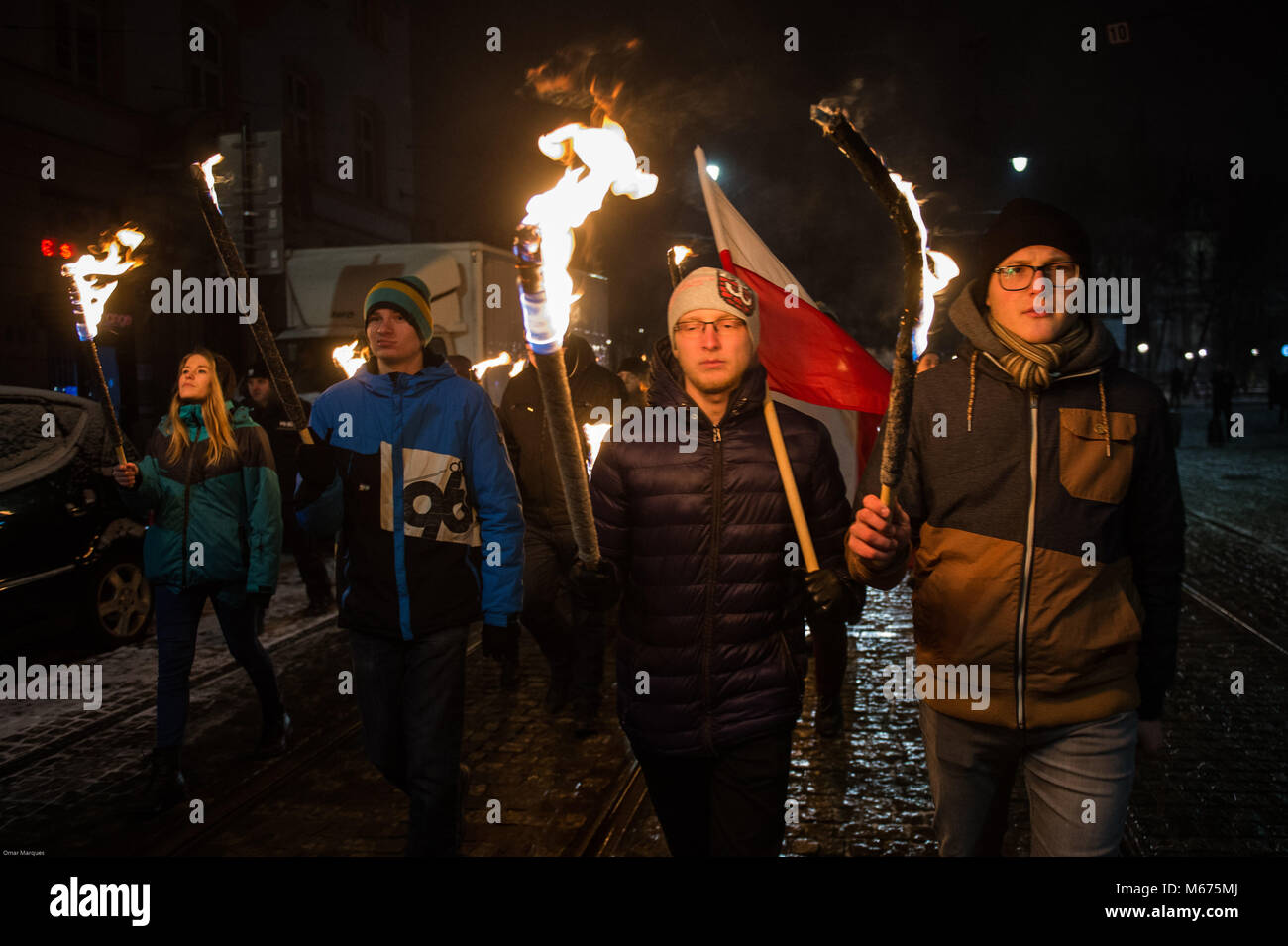 Krakau, Polen. 28 Feb, 2018. Mitglieder der polnischen Konservativen rechten Flügel der Bewegung gesehen, Fackeln, da sie einen schweigemarsch Für die nationalen Gedenktag der Verfluchten Soldaten in Krakau besuchen. Credit: Omarques 01032018 9.jpg SOPA/Images/ZUMA Draht/Alamy leben Nachrichten Stockfoto