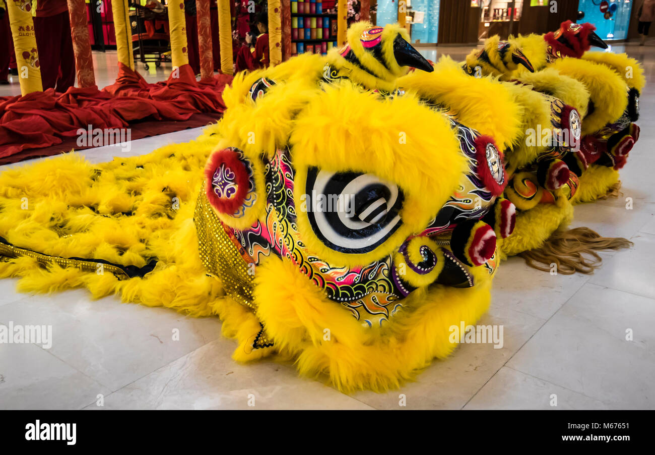 Kuala Lumpur, Malaysia. 28 Feb, 2018. Letzten Tage der Chinesischen Neujahrsfest in der Stadt Kuala Lumpur. Einkaufszentren voller akrobatischer Tanz Löwe Aufführungen das Publikum zu unterhalten. Credit: Danny Chan/Alamy leben Nachrichten Stockfoto