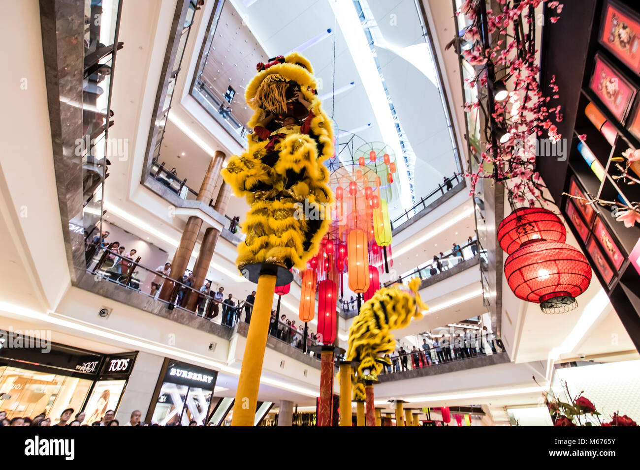 Kuala Lumpur, Malaysia. 28 Feb, 2018. Letzten Tage der Chinesischen Neujahrsfest in der Stadt Kuala Lumpur. Einkaufszentren sind Paradies für akrobatische Lion dance Performance. Credit: Danny Chan/Alamy leben Nachrichten Stockfoto