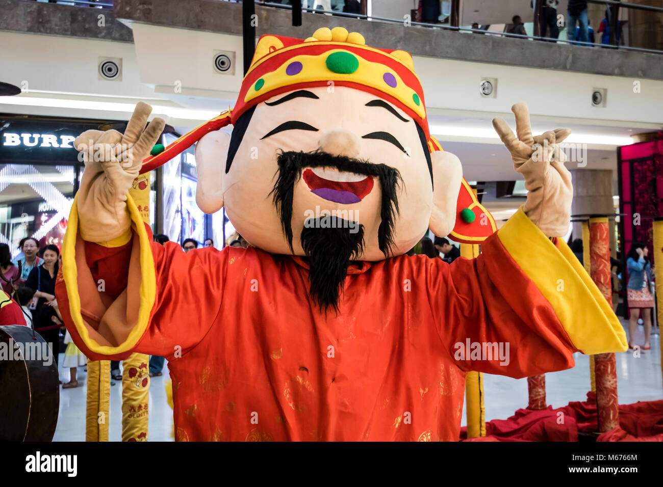 Kuala Lumpur, Malaysia. 28 Feb, 2018. Der Gott des Wohlstandes um die Menge Glück und Segen für das Chinesische Neue Jahr in Kuala Lumpur City. Jeder genießen und von der akrobatischen Lion dance Performance unterhalten. Credit: Danny Chan/Alamy leben Nachrichten Stockfoto