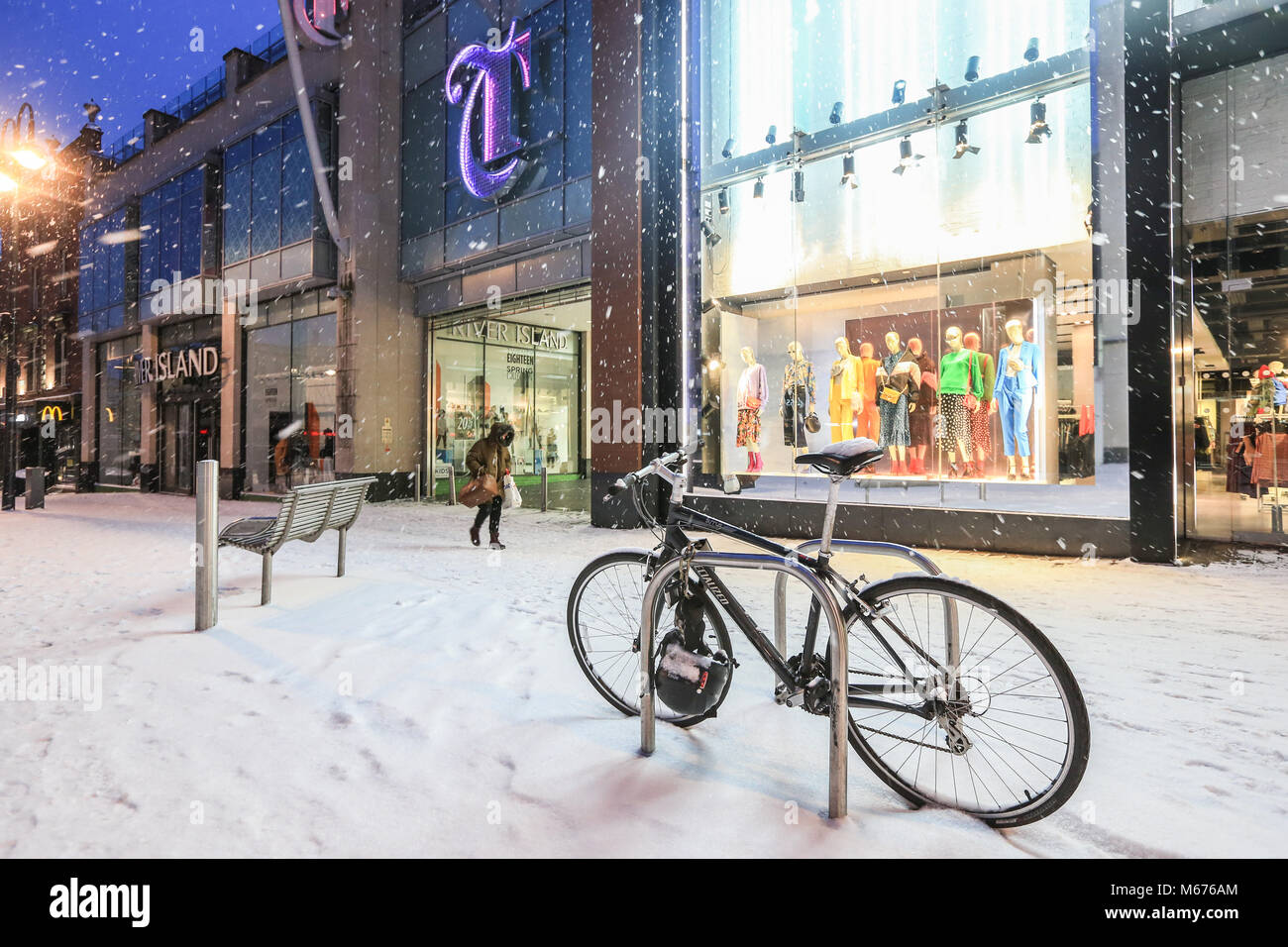 Leeds City Centre. 1 Mär, 2018. UK Wetter: Das Fahrrad ist links an einer Schiene über Nacht, da der Schnee beißt hart wie ein Stadtarbeiter macht Ihre Reise zu arbeiten; Tier aus dem Osten, Schnee und Wetter Bilder aus Leeds City Centre, 1. März 2018 Credit: Aktuelles Bilder/Alamy leben Nachrichten Stockfoto