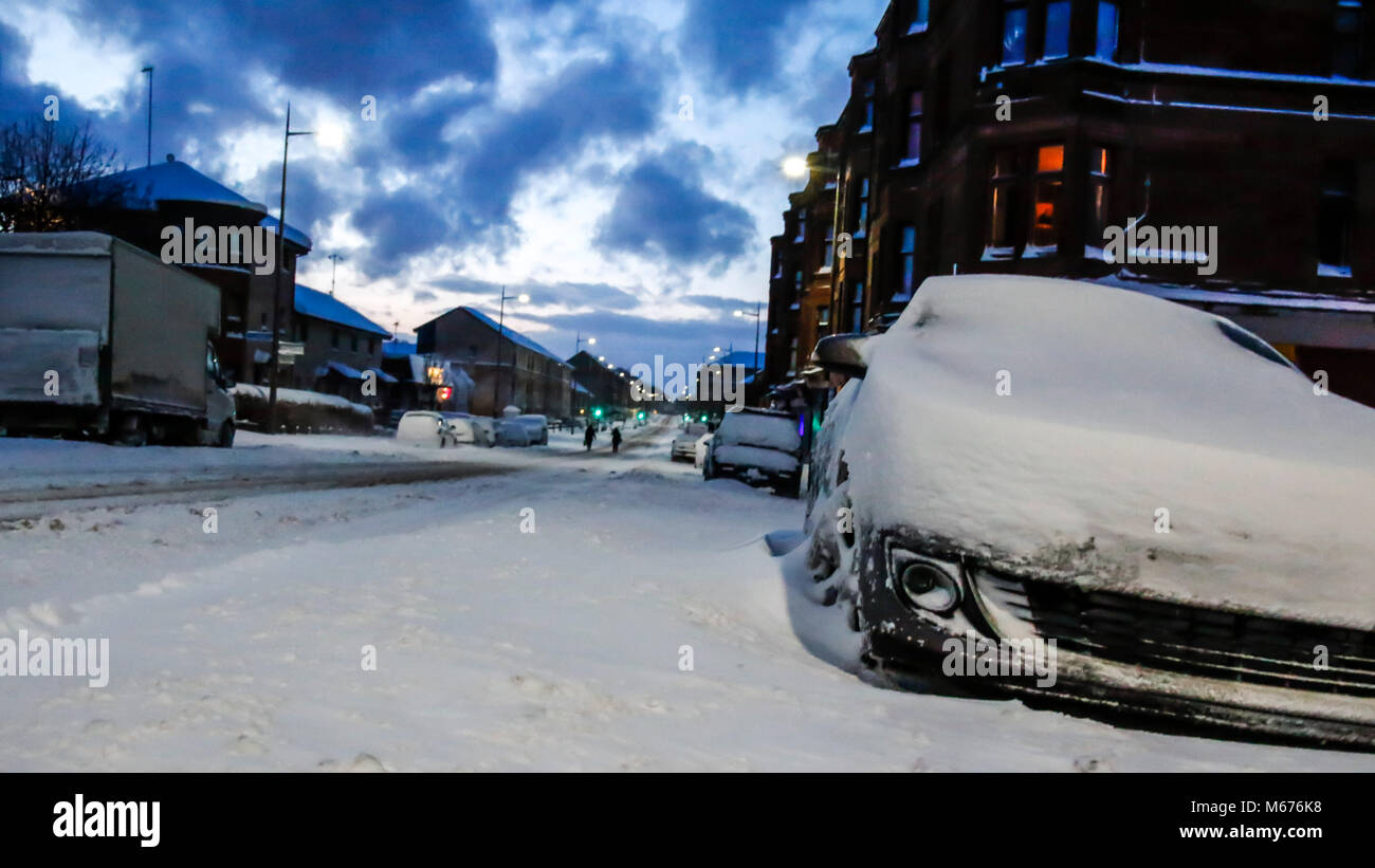 Clydebank, Schottland. 1 Mär, 2018. UK Wetter: Schnee über Nacht wird ein massives auf die Menschen aufwachen heute morgen über zentrales Schottland beeinflussen. Bild früh am Donnerstag, 1.März 2018 wie die Menschen darauf vorbereiten, arbeiten zu gehen. Die Hauptstraßen sind in Schnee und Nebenstraßen bedeckt sind fast unpassierbar. Credit: Colin Poultney/Alamy leben Nachrichten Stockfoto