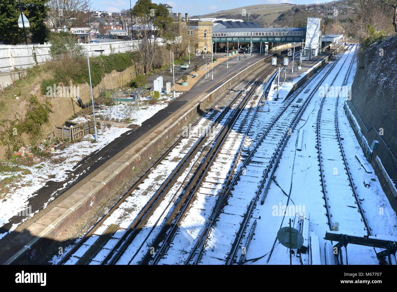 Lewes, Großbritannien. 28 Feb, 2018. UK Wetter: Schnee verursacht der Südlichen Rampe ein eingeschränkter auf vielen Strecken zu laufen. Credit: Peter Cripps/Alamy leben Nachrichten Stockfoto