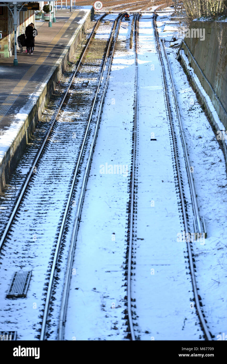 Lewes, Großbritannien. 28 Feb, 2018. UK Wetter: Schnee verursacht der Südlichen Rampe ein eingeschränkter auf vielen Strecken zu laufen. Credit: Peter Cripps/Alamy leben Nachrichten Stockfoto