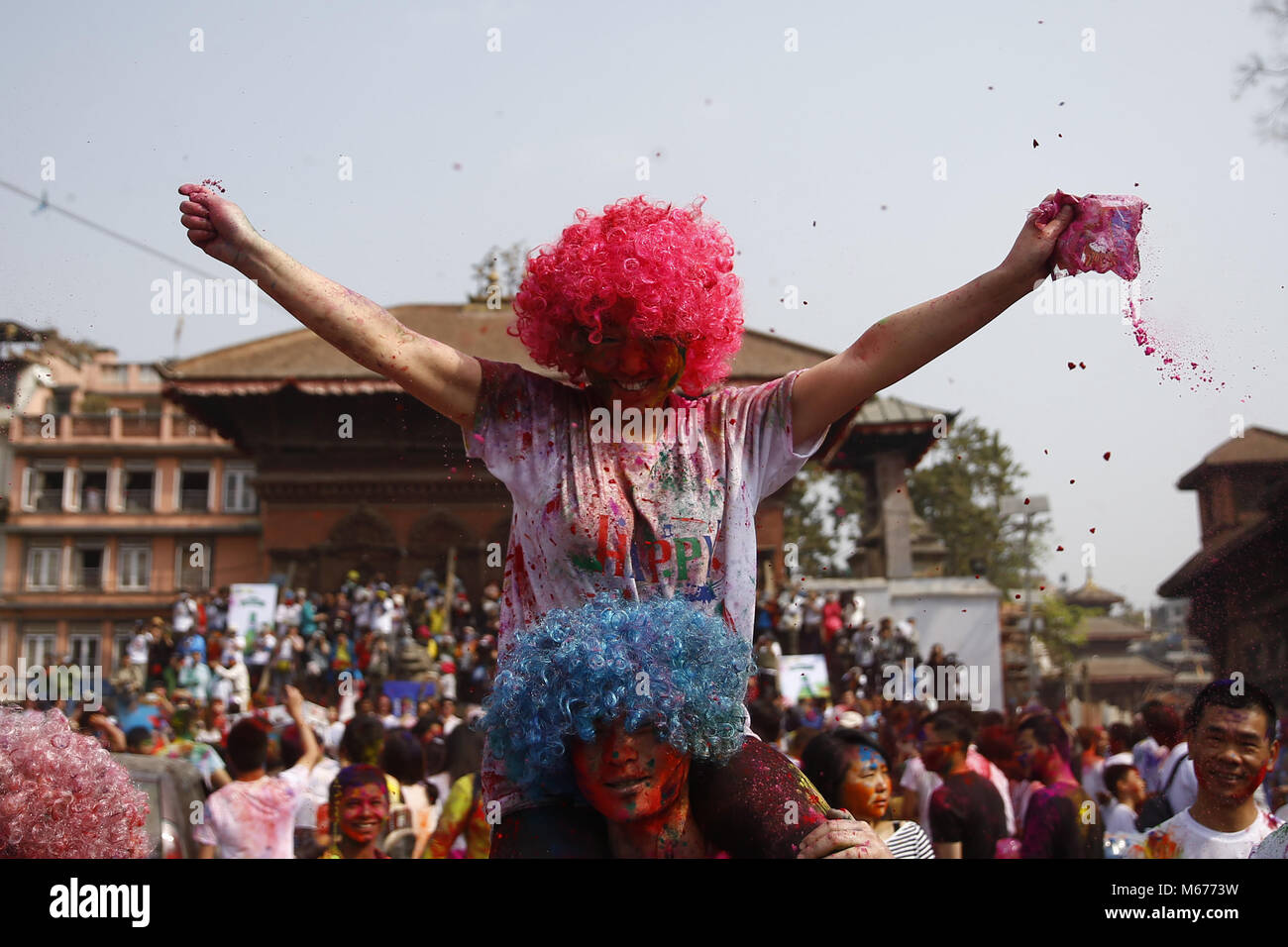 Kathmandu, Nepal. 1 Mär, 2018. Ein Nachtschwärmer ist, durch einen anderen durchgeführt während der Feier Fagu Purnima oder Holi Festival auch als Karneval der Farben in Kathmandu, Nepal am Donnerstag, den 01. März 2018 bekannt. Credit: Skanda Gautam/ZUMA Draht/Alamy leben Nachrichten Stockfoto