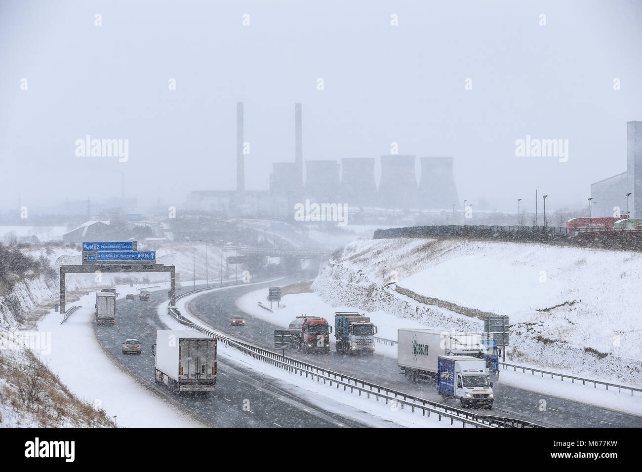 Leeds City Centre. 1 Mär, 2018. UK Wetter: Der A1 in Ferrybridge fühlt sich die volle Kraft der Schnee Sturm; Tier aus dem Osten, Schnee und Wetter Bilder von Ferrybridge der A 1, 1. März 2018 Credit: Aktuelles Bilder/Alamy leben Nachrichten Stockfoto