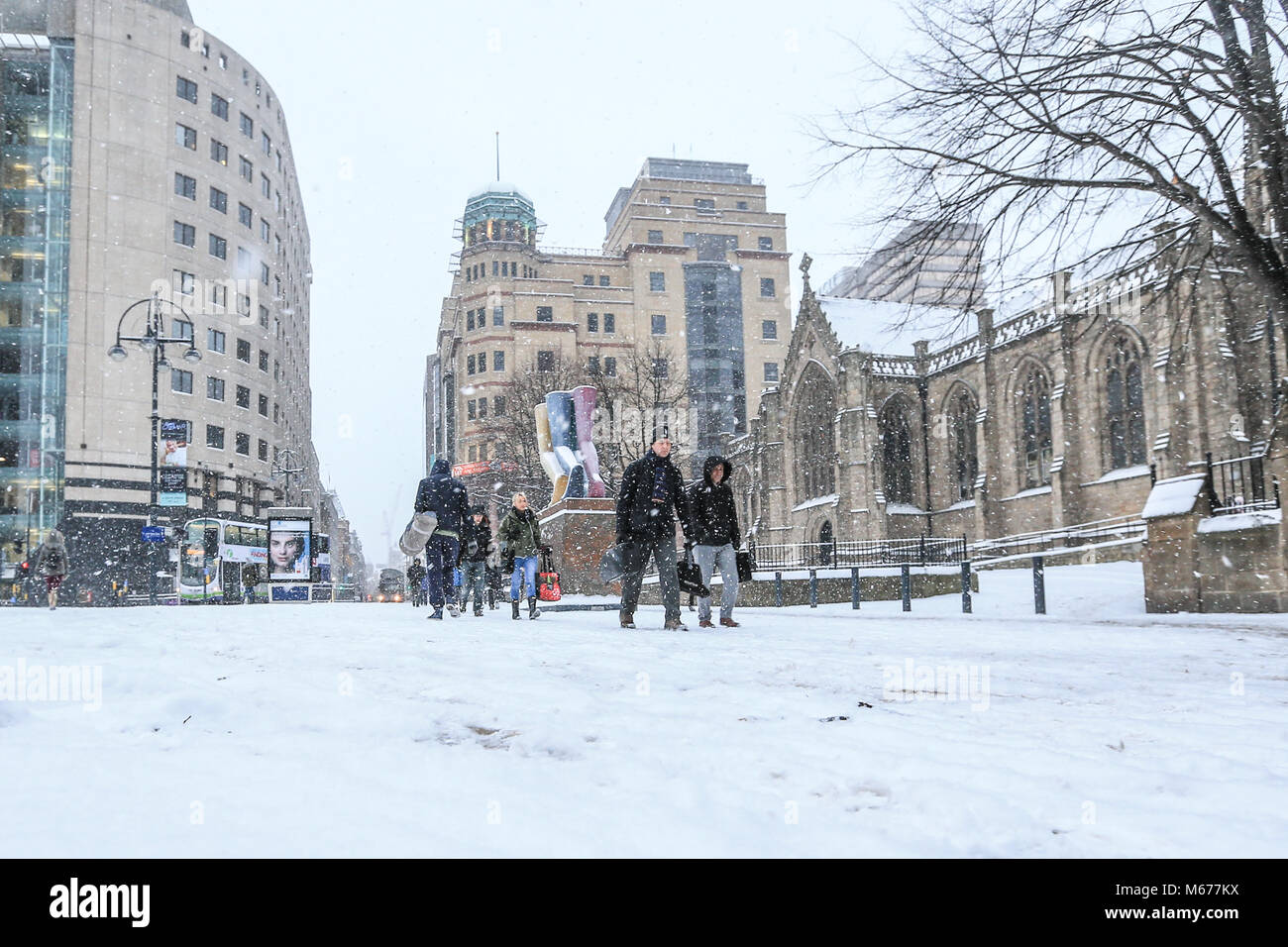 Leeds City Centre. 1 Mär, 2018. UK Wetter: die Leute von Leeds ihren Weg bei schlechtem Wetter zu arbeiten; Tier aus dem Osten, Schnee und Wetter Bilder aus Leeds City Centre, 1. März 2018 Credit: Aktuelles Bilder/Alamy leben Nachrichten Stockfoto