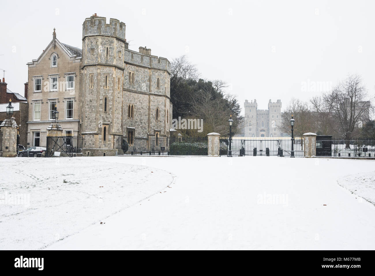 Windsor, Großbritannien. 1. März, 2018. UK Wetter: Schnee liegt auf dem Boden, auf dem langen Spaziergang vor Schloss Windsor in Windsor Great Park. Lokale Bewohner erwachte zu einer nächtlichen Schneefall in Windsor, Berkshire, und wurden gewarnt mehr Schnee vom Mittag zu erwarten. Credit: Mark Kerrison/Alamy leben Nachrichten Stockfoto