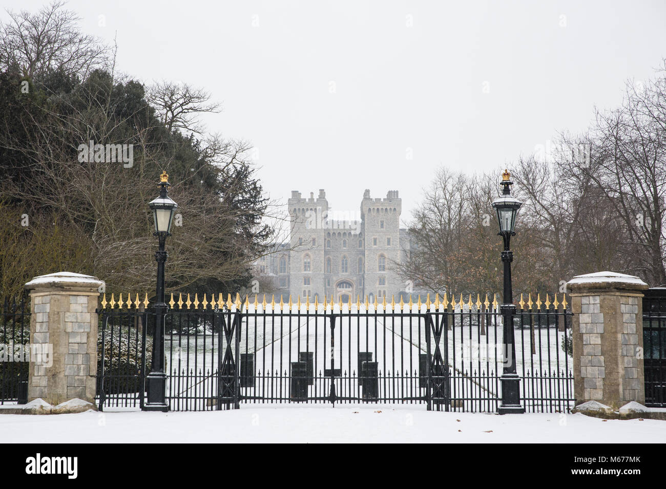 Windsor, Großbritannien. 1. März, 2018. UK Wetter: Schnee liegt auf dem Boden um Windsor Castle. Lokale Bewohner erwachte zu einer nächtlichen Schneefall in Windsor, Berkshire, und wurden gewarnt mehr Schnee vom Mittag zu erwarten. Credit: Mark Kerrison/Alamy leben Nachrichten Stockfoto