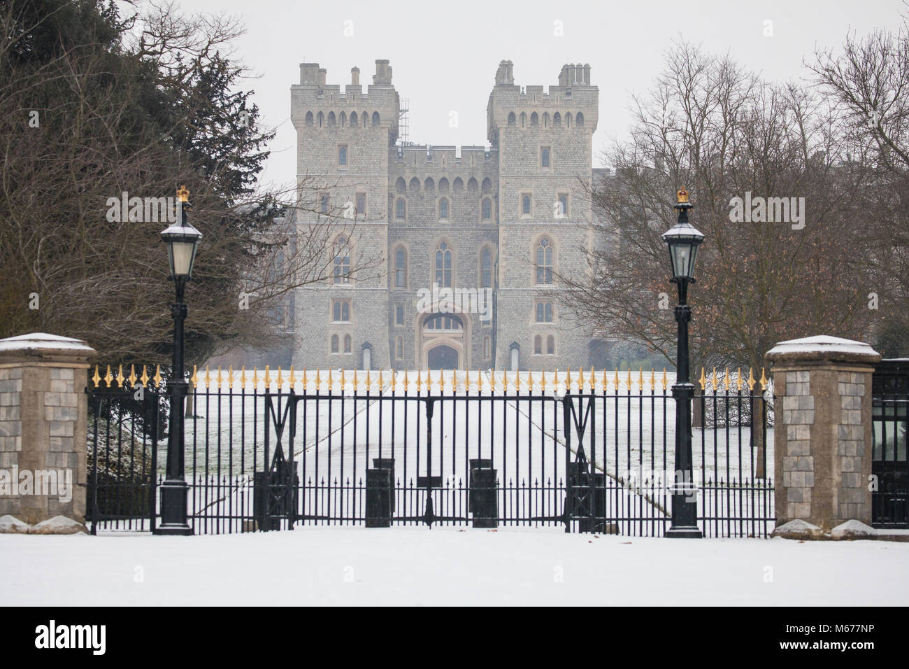 Windsor, Großbritannien. 1. März, 2018. UK Wetter: Schnee liegt auf dem Boden um Windsor Castle. Lokale Bewohner erwachte zu einer nächtlichen Schneefall in Windsor, Berkshire, und wurden gewarnt mehr Schnee vom Mittag zu erwarten. Credit: Mark Kerrison/Alamy leben Nachrichten Stockfoto