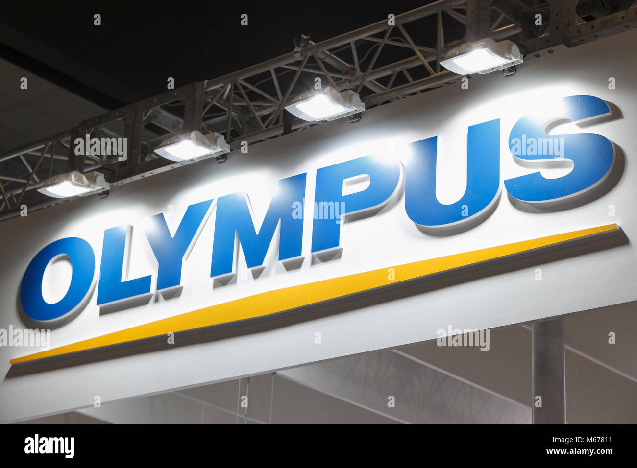 Yokohama, Japan. 1 Mär, 2018. Eine Olympus Logo auf dem CP Kamera & Foto Imaging Show 2018 am 1. März 2018, Yokohama, Japan. CP ist Japans größte Kamera und Photo Imaging Ausstellung. In diesem Jahr 1.123 Aussteller und rund 70.000 Besucher sind während der 4-tägigen Messe, die im Pacifico Yokohama und OSANBASHI Halle bis zum 4. März gehalten wird erwartet. Credit: Rodrigo Reyes Marin/LBA/Alamy leben Nachrichten Stockfoto