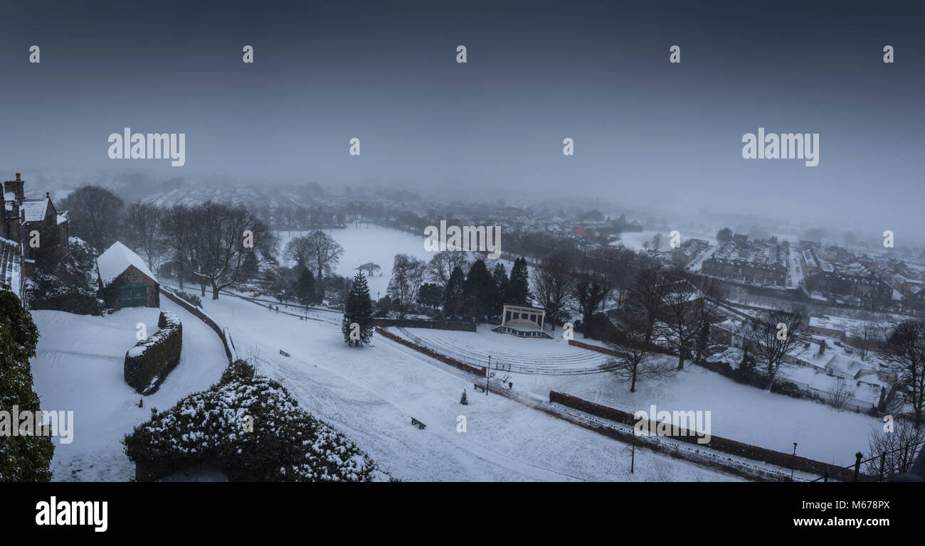 Clitheroe, Lancs. 1 Mär, 2018. UK Wetter: Schnee am frühen Morgen bringt Clitheroe und das Ribble Valley zum Erliegen. Pendler stehen vor einer schwierigen Aufgabe mit öffentlichen Verkehrsmitteln Verspätungen und geschlossene Straßen. Viele Schulen geschlossen. Credit: Stephen Fleming/Alamy leben Nachrichten Stockfoto