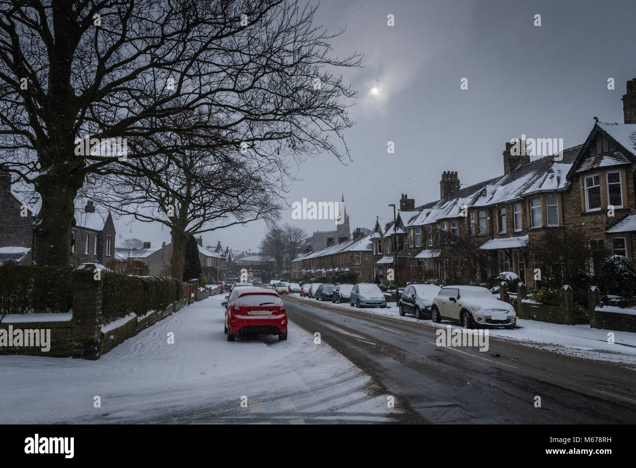 Clitheroe, Lancs. 1 Mär, 2018. UK Wetter: Schnee am frühen Morgen bringt Clitheroe und das Ribble Valley zum Erliegen. Pendler stehen vor einer schwierigen Aufgabe mit öffentlichen Verkehrsmitteln Verspätungen und geschlossene Straßen. Viele Schulen geschlossen. Credit: Stephen Fleming/Alamy leben Nachrichten Stockfoto