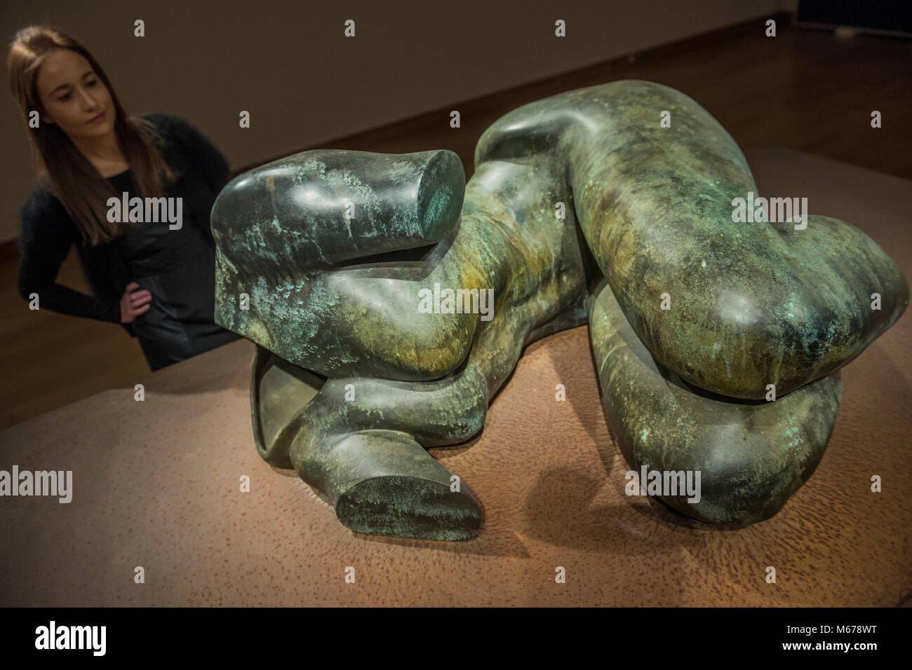 London, Großbritannien. 1 Mär, 2018. Thomas Schutte, Bronzefrau Nr. 7, 2002, est £ 2-3 m - Christie's Vorschau der Nachkriegszeit und Zeitgenössische Verkauf. Credit: Guy Bell/Alamy leben Nachrichten Stockfoto