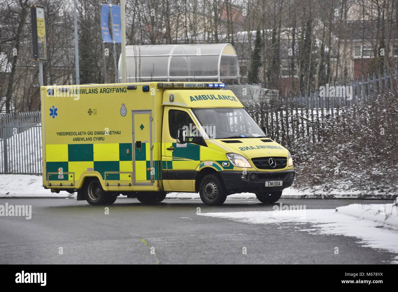 Cardiff, Wales, UK. 1. März 2018. Große Strecken in der Stadt, wie die A48 Western Avenue hier, sind im Moment klar. Die Waliser Ambulance Service hat gesagt nur auf ihre Hilfe anrufen, wenn es einen echten Notfall. Die Flucht vor der Sturm Emma, die mit einem roten Met Office Warnung für den Nachmittag, hat bereits begonnen. Foto: IAN HOMER/Alamy leben Nachrichten Stockfoto