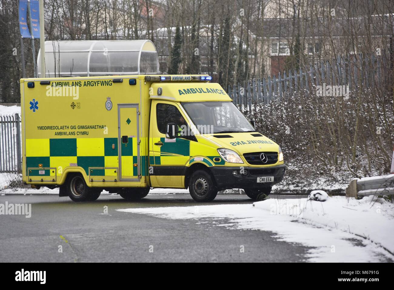 Cardiff, Wales, UK. 1. März 2018. Große Strecken in der Stadt, wie die A48 Western Avenue hier, sind im Moment klar. Die Waliser Ambulance Service hat gesagt nur auf ihre Hilfe anrufen, wenn es einen echten Notfall. Die Flucht vor der Sturm Emma, die mit einem roten Met Office Warnung für den Nachmittag, hat bereits begonnen. Foto: IAN HOMER/Alamy leben Nachrichten Stockfoto