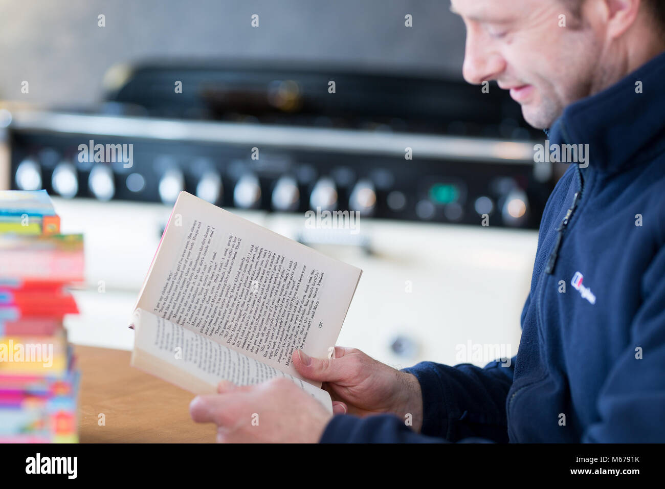 Kidderminster, Großbritannien. März 2018. Ein Mann nimmt sich Zeit, um am Weltbuchtag ein paar seiner klassischen lustigen Romane zu lesen. Ein Tag, der Autoren, Illustratoren und Bücher feiert, aber vor allem ein Tag, der das Lesen feiert. Kredit: Lee Hudson Stockfoto