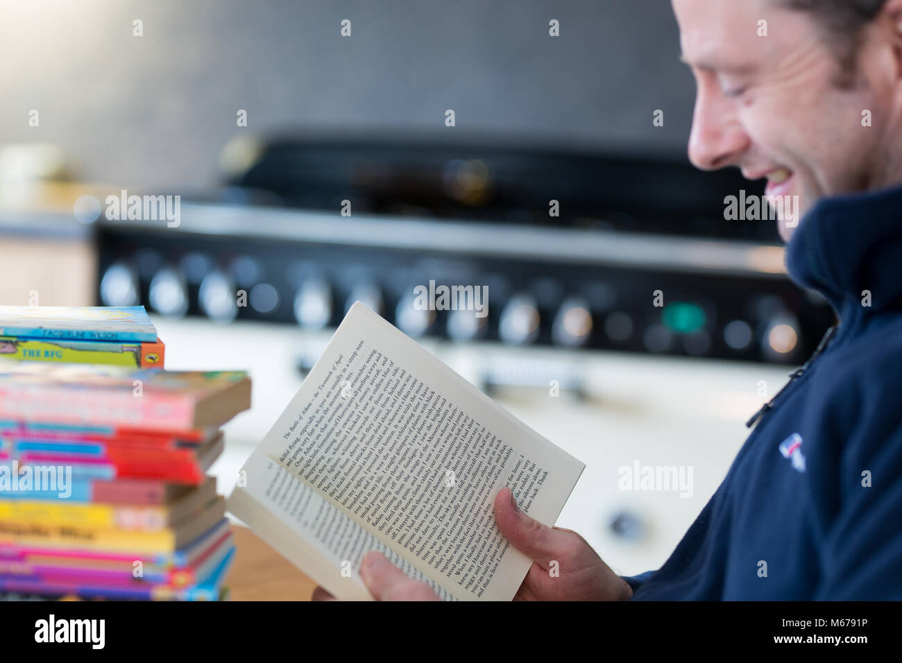 Kidderminster, Großbritannien. März 2018. Ein Mann nimmt sich Zeit, um am Weltbuchtag ein paar seiner klassischen lustigen Romane zu lesen. Ein Tag, der Autoren, Illustratoren und Bücher feiert, aber vor allem ein Tag, der das Lesen feiert. Kredit: Lee Hudson Stockfoto