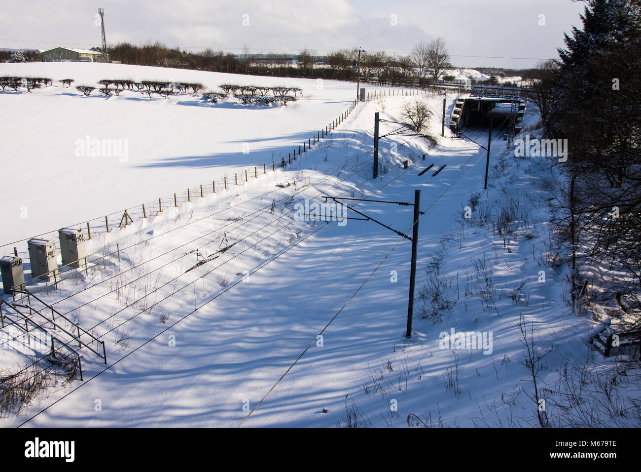 St. Johann im Pongau, West Lothian, Großbritannien. Am 1. März 2018. Die Edinburgh Glasgow Bahnstrecke ist bedeckt mit Schnee als Dienstleistungen sind aufgrund der extremen Wetter nach der 'red-Alarm" aufgrund der "Tier aus dem Osten' abgebrochen. Stockfoto