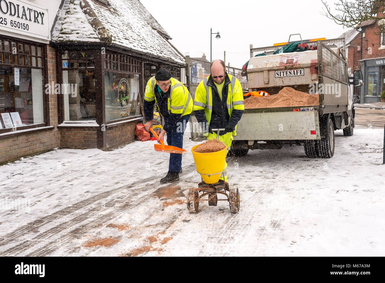 Ratsarbeiter, die in Vorbereitung auf den Sturm Emma Schnee nach Südengland, Fordingbridge, New Forest, Hampshire, England, Großbritannien, 1.. März 2018 Stockfoto