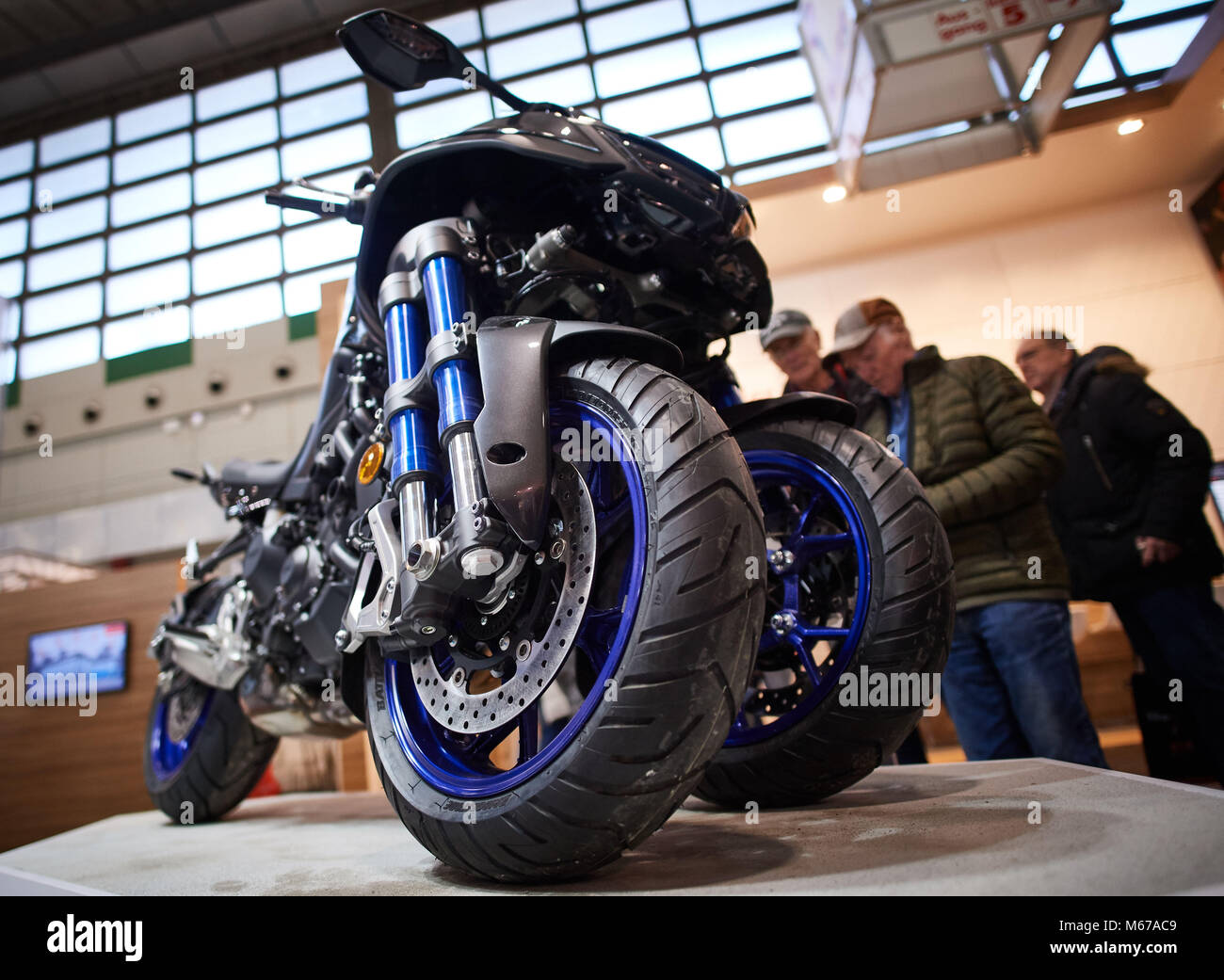 Ein Motorrad mit zwei Vorderräder, das Yamaha-niken, während die  "otorraeder Dortmund "Motorrad Messe in Dortmund, Deutschland, 01. März  2018 fotografiert. Mehr als 400 Aussteller präsentieren ihre Neuheiten und  mehr als 90.000 Besucher