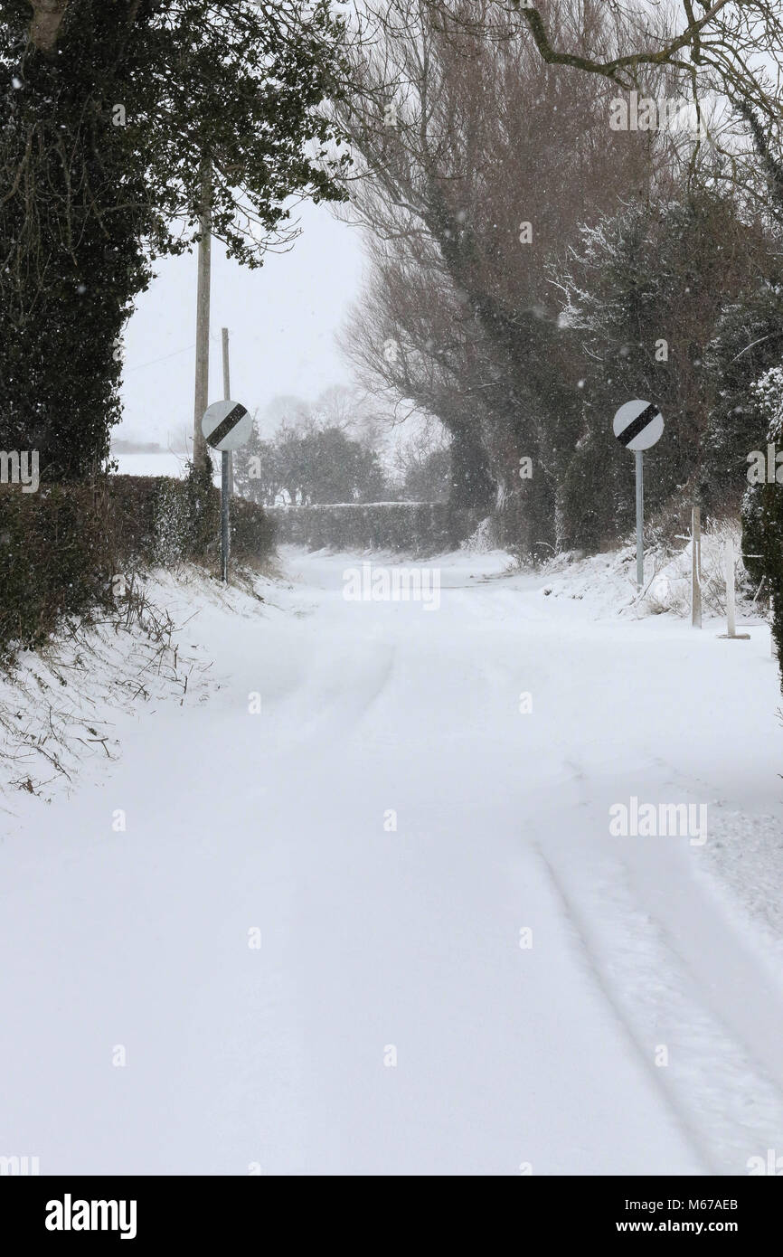 Magheralin, County Armagh, Nordirland. 01. März 2018. UK Wetter - schwere Schneeschauer hit östlichen und südlichen Gebiete in Nordirland über Nacht für sehr schwer fahren in Orte heute. Bedingungen sind zu verschlechtern, wenn Sturm Emma in späteren heute fegt. Schnee im Dorf Magheralin. Quelle: David Hunter/Alamy Leben Nachrichten. Stockfoto