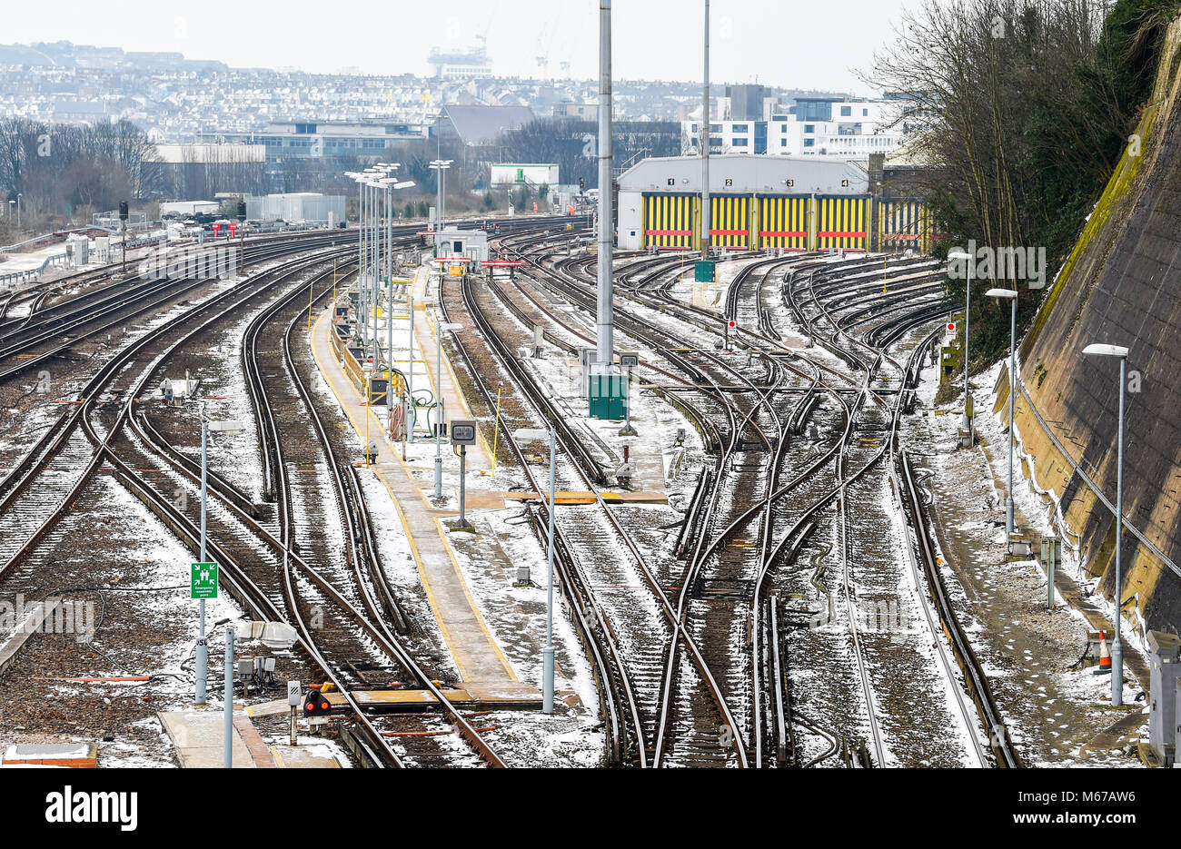 Brighton, UK. 1. März 2018. UK Wetter: Leere Gleise im Schnee in Brighton heute als "das Tier aus dem Osten' arctic Blast und Sturm Emma den über das Land verteilten: Simon Dack/Alamy leben Nachrichten Stockfoto