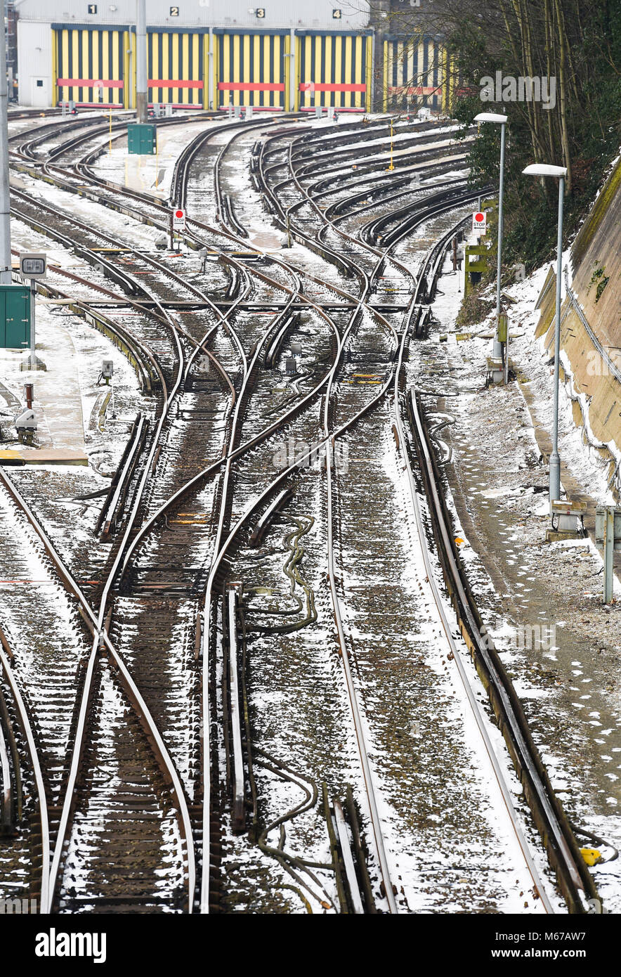 Brighton, UK. 1. März 2018. UK Wetter: Leere Gleise im Schnee in Brighton heute als "das Tier aus dem Osten' arctic Blast und Sturm Emma den über das Land verteilten: Simon Dack/Alamy leben Nachrichten Stockfoto