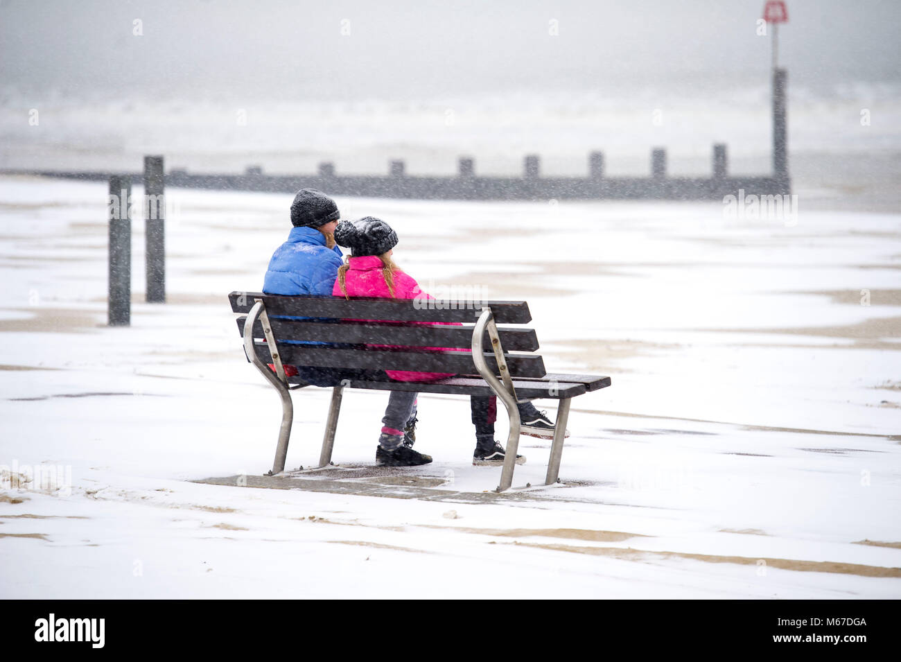 Bournemouth, UK, 1. März 2018. Genießen Sie den außergewöhnlichen Anblick der Schnee am Strand von Bournemouth wie den so genannten "Tier aus dem Osten' an der Südküste ankommt. Credit John Beasley/Alamy leben Nachrichten Stockfoto