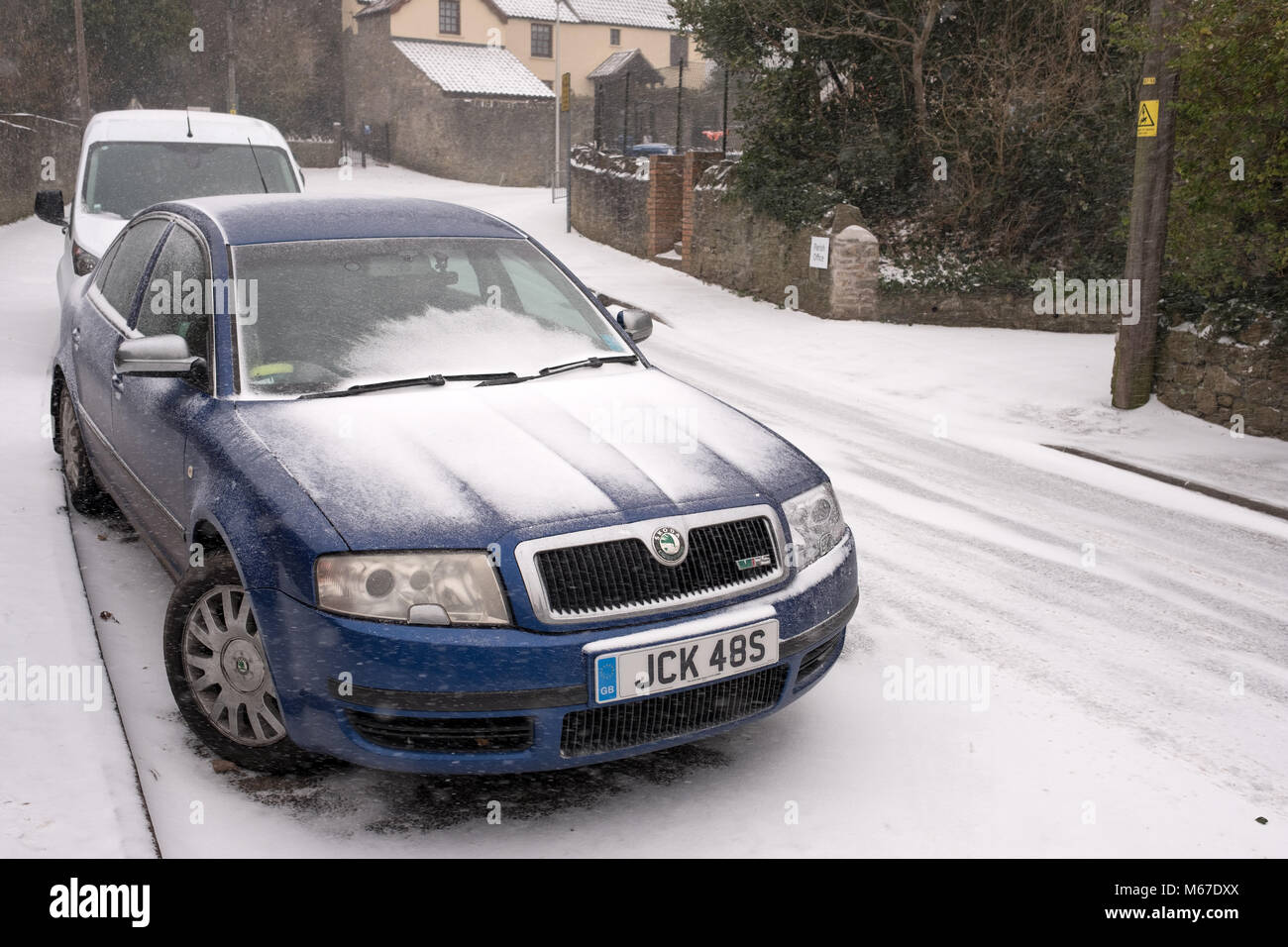 Schnee, Winter, Tier aus dem Osten, Sturm, Emma, Straße, Straßen, blockiert, nass, rutschig, unbehandelt, Norden, Somerset, Clevedon, weiß, Dorf, Auto, Autos, Skoda, Octavia, vrs, Stockfoto