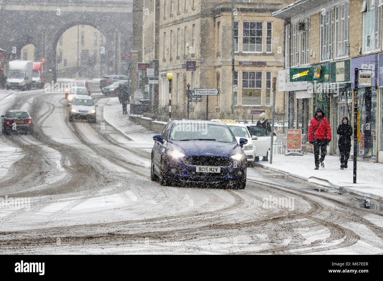 Chippenham, Großbritannien, 1. März, 2018. Als Sturm Emma kommt in den Westen von England, Autofahrer und Fußgänger sind abgebildet, wie sie schwere Schneeschauer in Chippenham Town Center mutig. Credit: lynchpics/Alamy leben Nachrichten Stockfoto