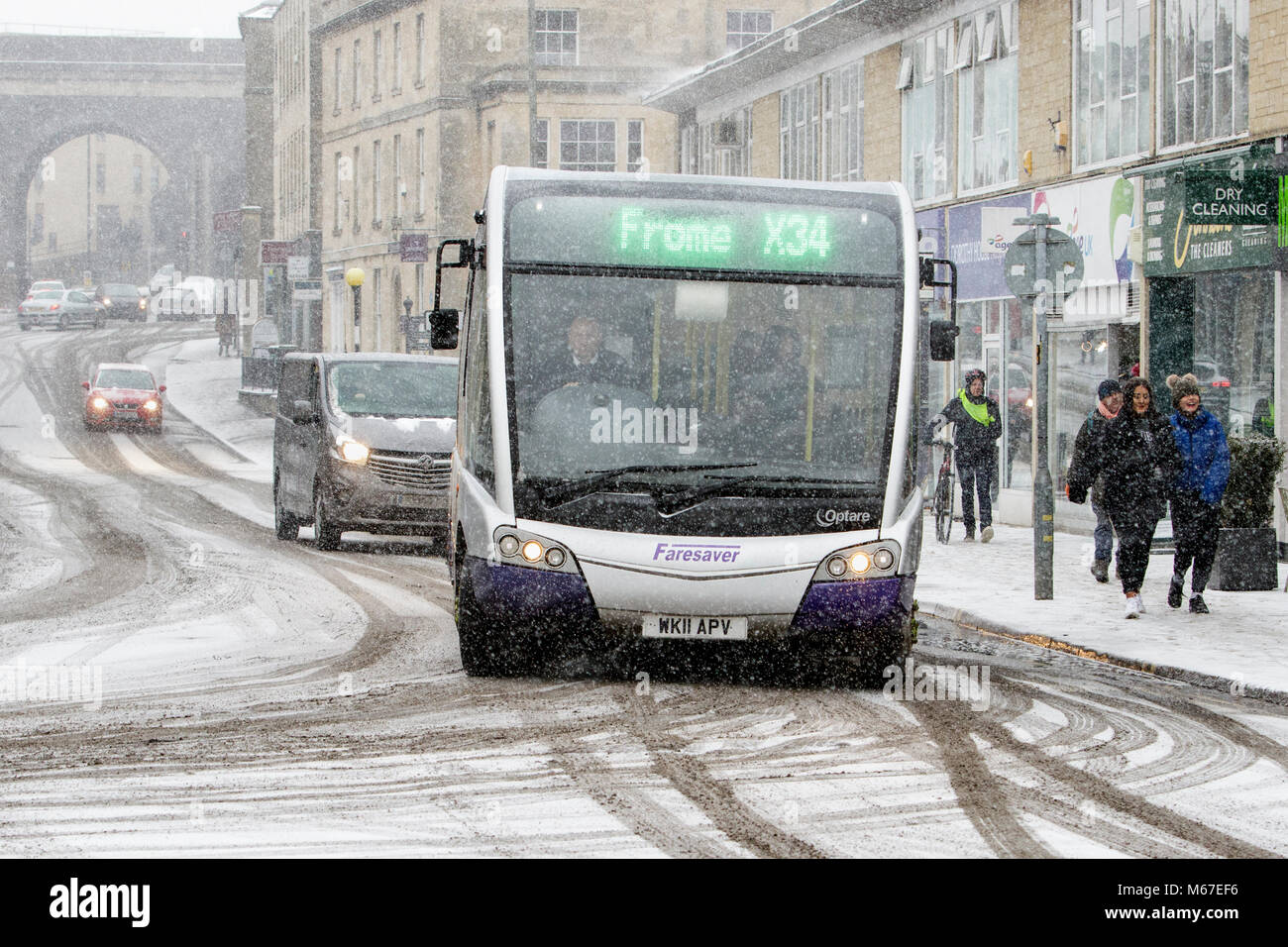 Chippenham, Großbritannien, 1. März, 2018. Als Sturm Emma im Westen von England eintrifft, Busfahrer, Autofahrer und Fußgänger sind abgebildet, wie sie schwere Schneeschauer in Chippenham Town Center mutig. Credit: lynchpics/Alamy leben Nachrichten Stockfoto