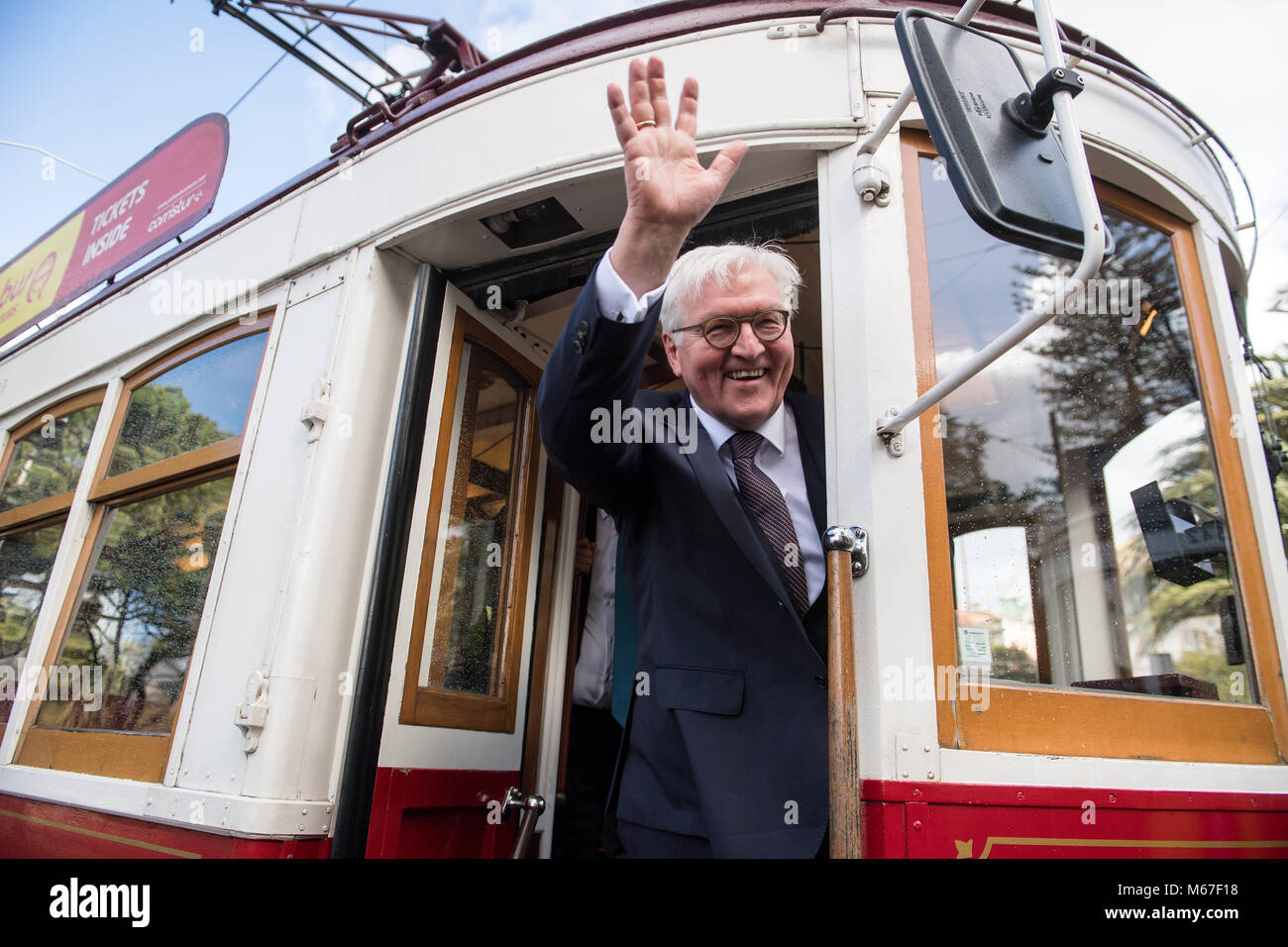 01 März 2018, Portugal, Lissabon: Deutsche Präsident Steinmeier Wellen von einer historischen Straßenbahn in die Altstadt. Steinmeier ist zu einem zweitaegigen Besuch in Portugal. Foto: Bernd von Jutrczenka/dpa Stockfoto