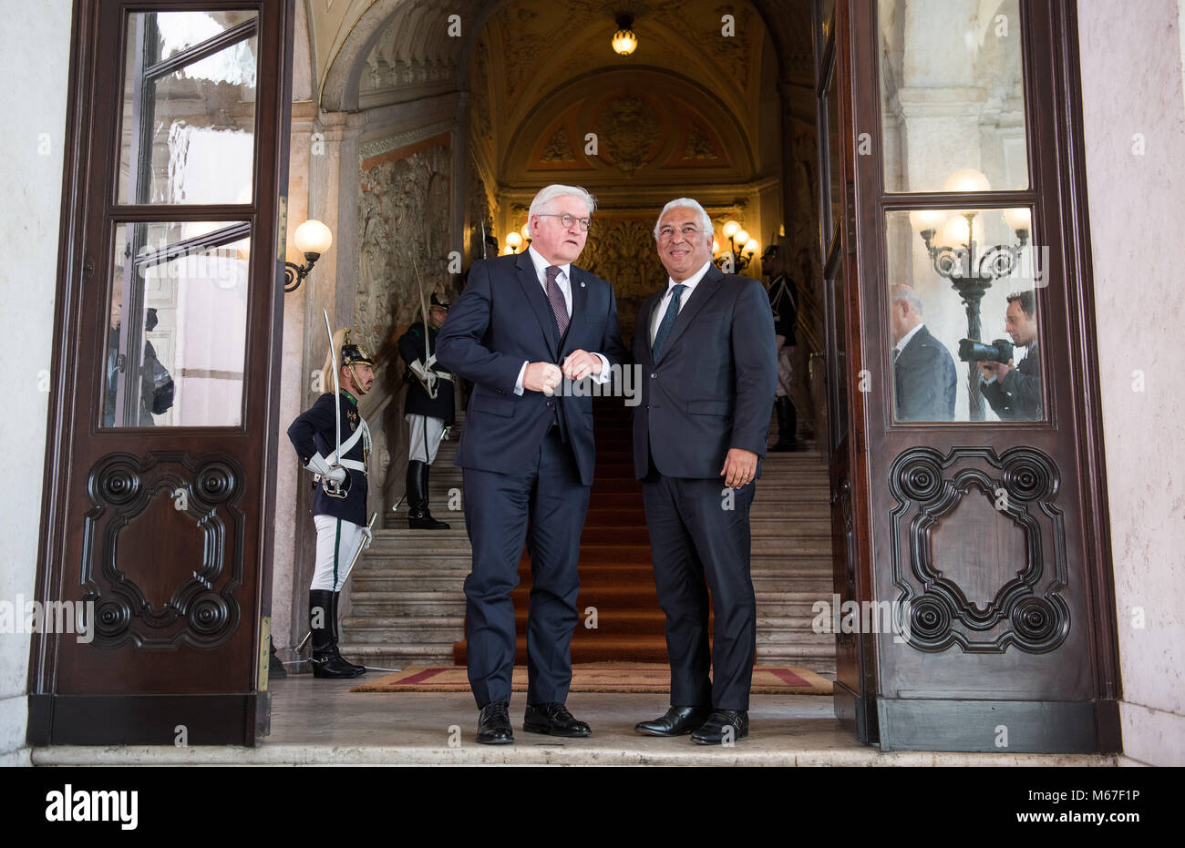 01 März 2018, Portugal, Lissabon: Deutsche Präsident Steinmeier (L) und der portugiesische Ministerpräsident, Antonio Costa, treffen Sie sich an der portugiesischen Außenministeriums. Steinmeier ist zu einem zweitaegigen Besuch in Portugal. Foto: Bernd von Jutrczenka/dpa Stockfoto