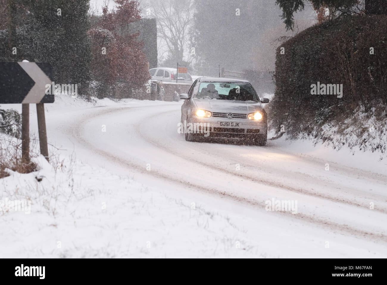 Titley, Herefordshire, UK-Donnerstag, 1. März 2018 - ein Auto fährt durch Titley Dorf auf dem schneebedeckten B 4355 zwischen Kington und Presteigne durch die england-wales Grenze - Sturm Emma feine nasser Schnee durch starke Winde zu den ländlichen Gemeinden mit mehr Schnee Prognose über Nacht geblasen hat. Foto Steven Mai/Alamy leben Nachrichten Stockfoto