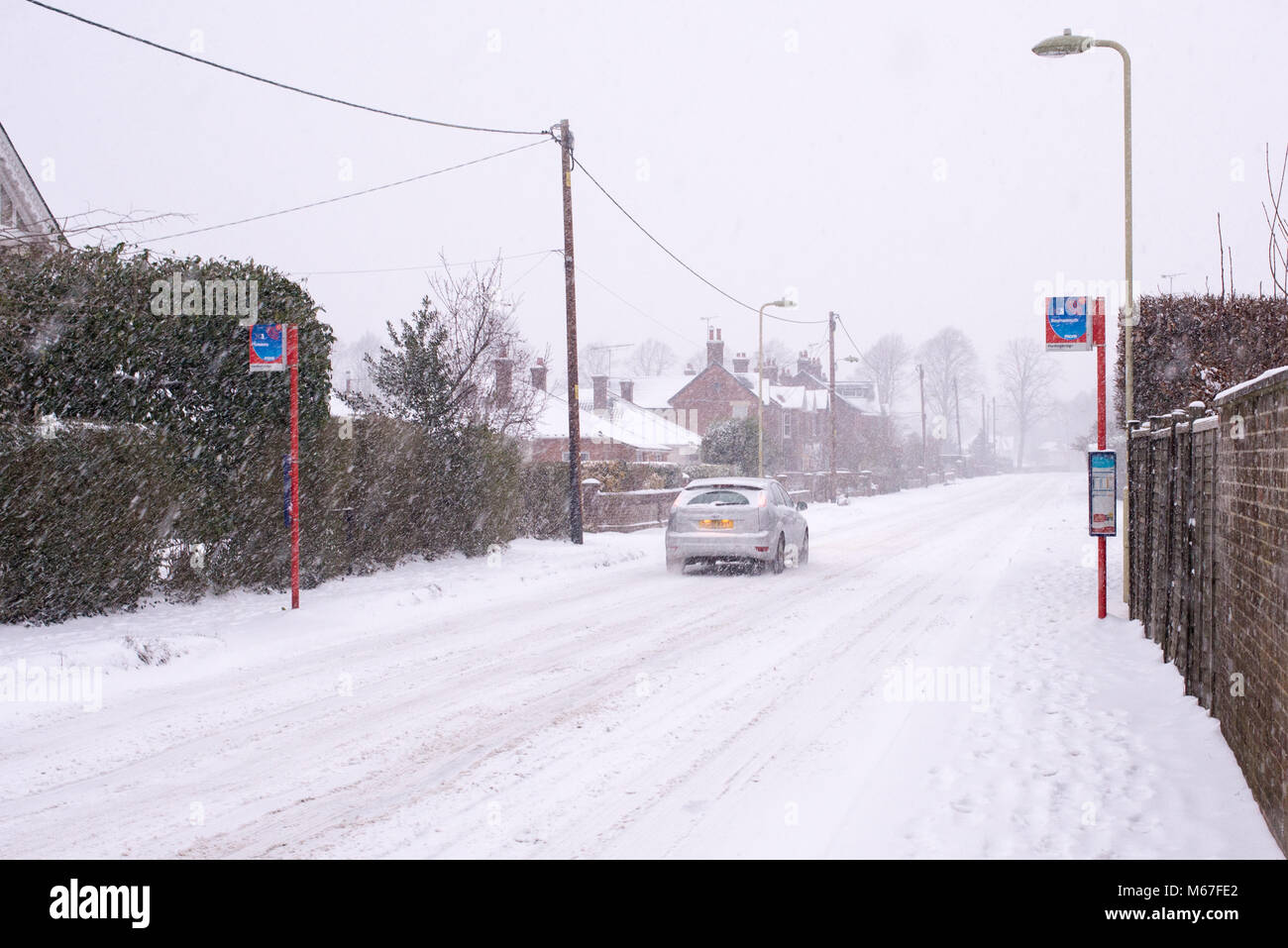 Auto auf einer schneebedeckten Straße in England, März 2018, Storm Emma Weather, UK. Stockfoto