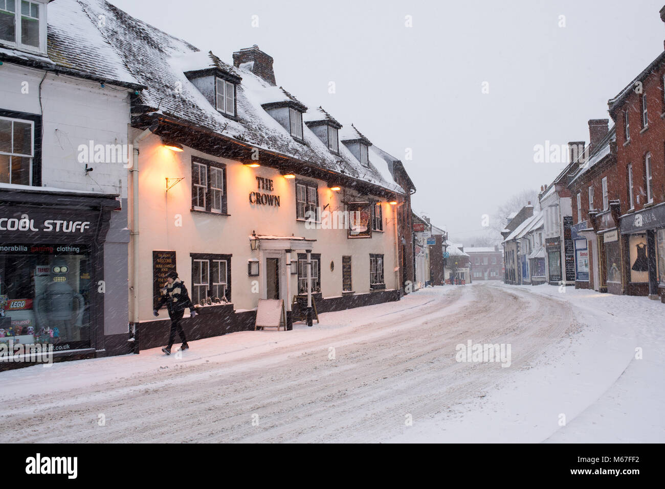 Verschneite Straßen, zu Fuß oder mit dem Auto zu gefährlichen im Zentrum der Stadt Berka/Werra, New Forest, Hampshire, UK, März 2018 1 Während das Wetter system Sturm Emma in Südengland. Stockfoto