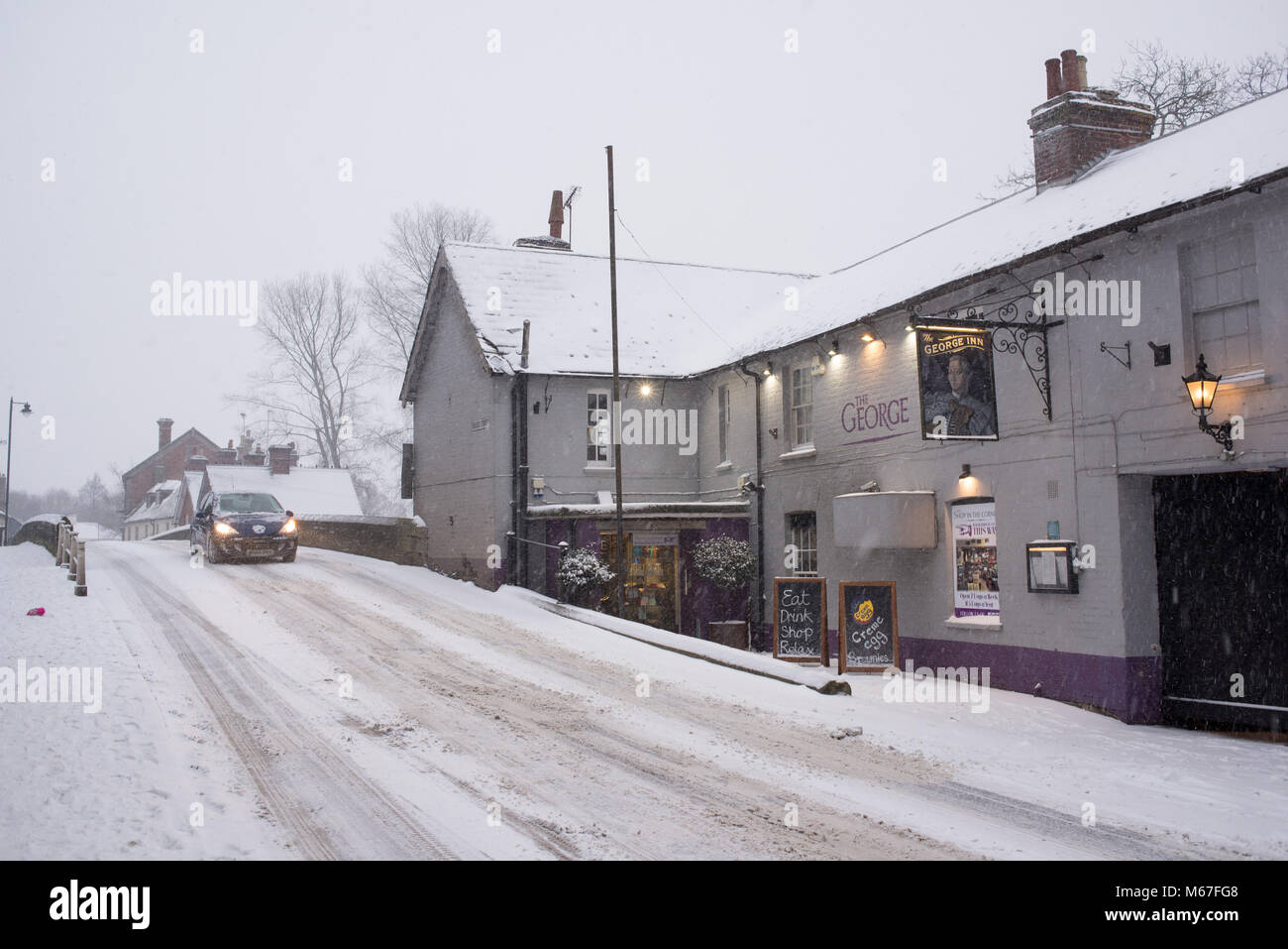 Verschneite Straßen, zu Fuß oder mit dem Auto zu gefährlichen im Zentrum der Stadt Berka/Werra, New Forest, Hampshire, UK, März 2018 1 Während das Wetter system Sturm Emma in Südengland. Stockfoto