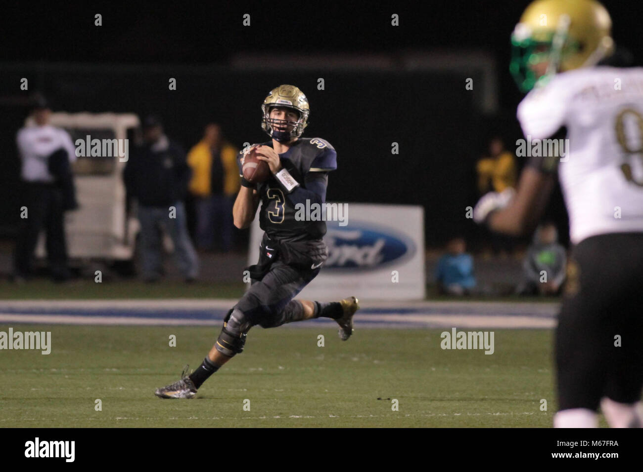 November 28, 2014 Norwalk, CA. Quarterback Josh Rosen in der High School Kalifornien Fußball-Endspiel zwischen Poly Long Beach spielen vs St. Johannes Bosco Braves am Cerritos College am 28. November 2014. (Foto durch Jevone Moore) Stockfoto