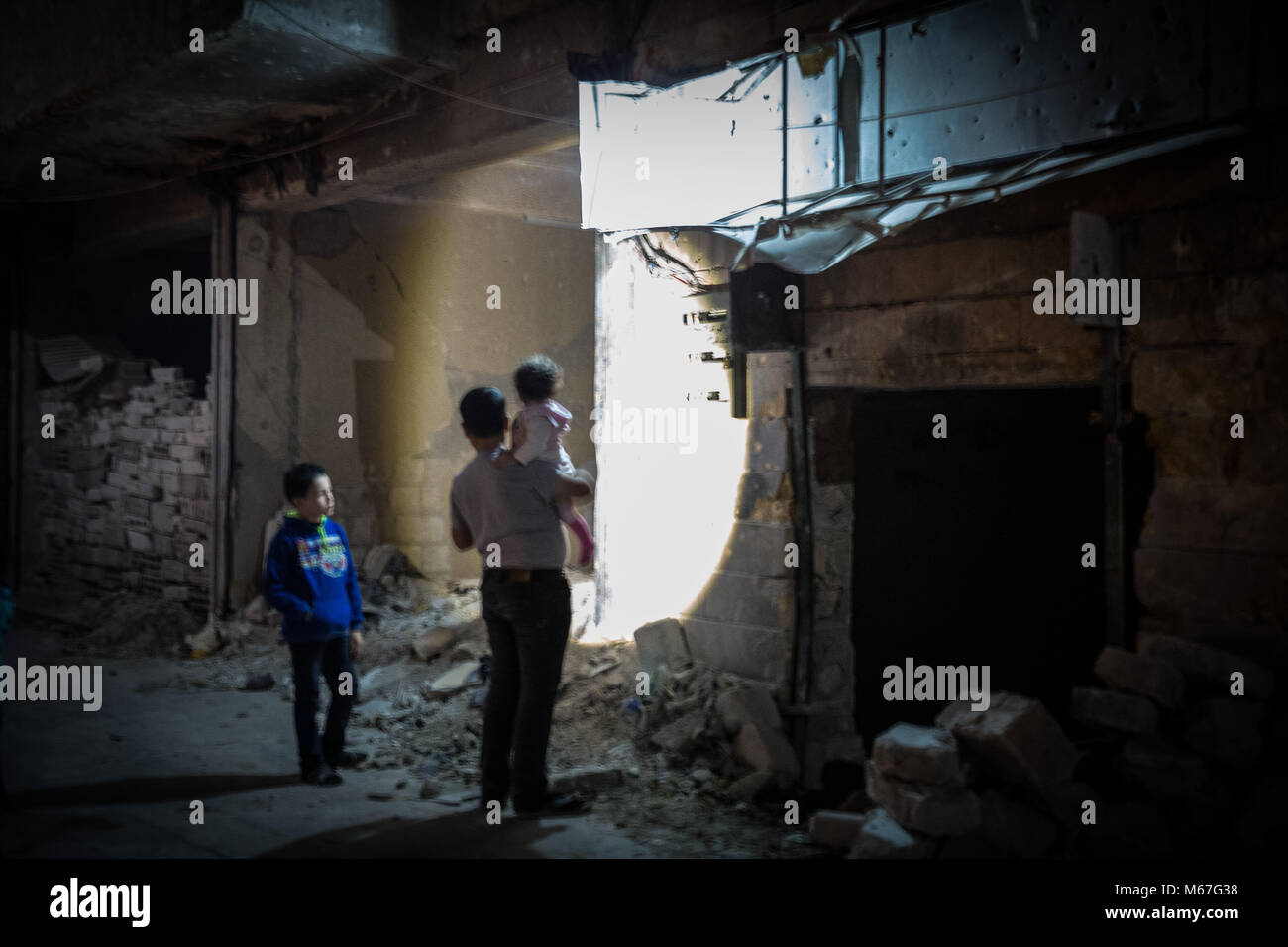 Aleppo, Syrien. 1 Nov, 2017. Ein Junge verwendet eine Fackel durch Schutt in der dezimiert Ansari al Sharki, die seit Jahren durch die Truppen der Rebellen gehalten wurde. Die größte Stadt Aleppo in Syrien mit Bevölkerung über 4,5 Mio. eingesetzt, bevor der Krieg im Jahr 2012 brach zu suchen. Der östliche Teil der Stadt wurden von anti Assad Rebellen von 2012 bis Ende 2016. Credit: BK 9B 9465.jpg /SOPA Images/ZUMA Draht/Alamy leben Nachrichten Stockfoto